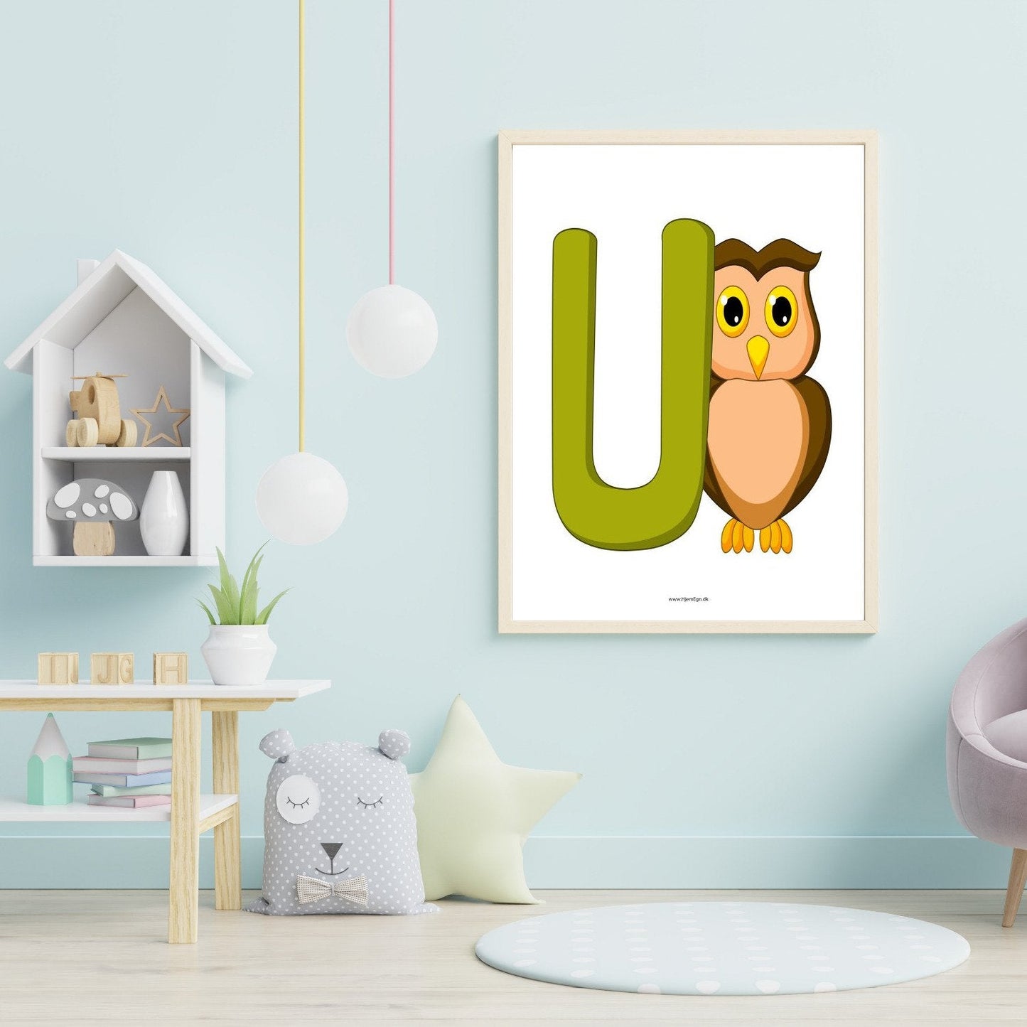 børneplakat og læringsplakat med bogstaver u vist ophængt på en væg i et børneværelse
