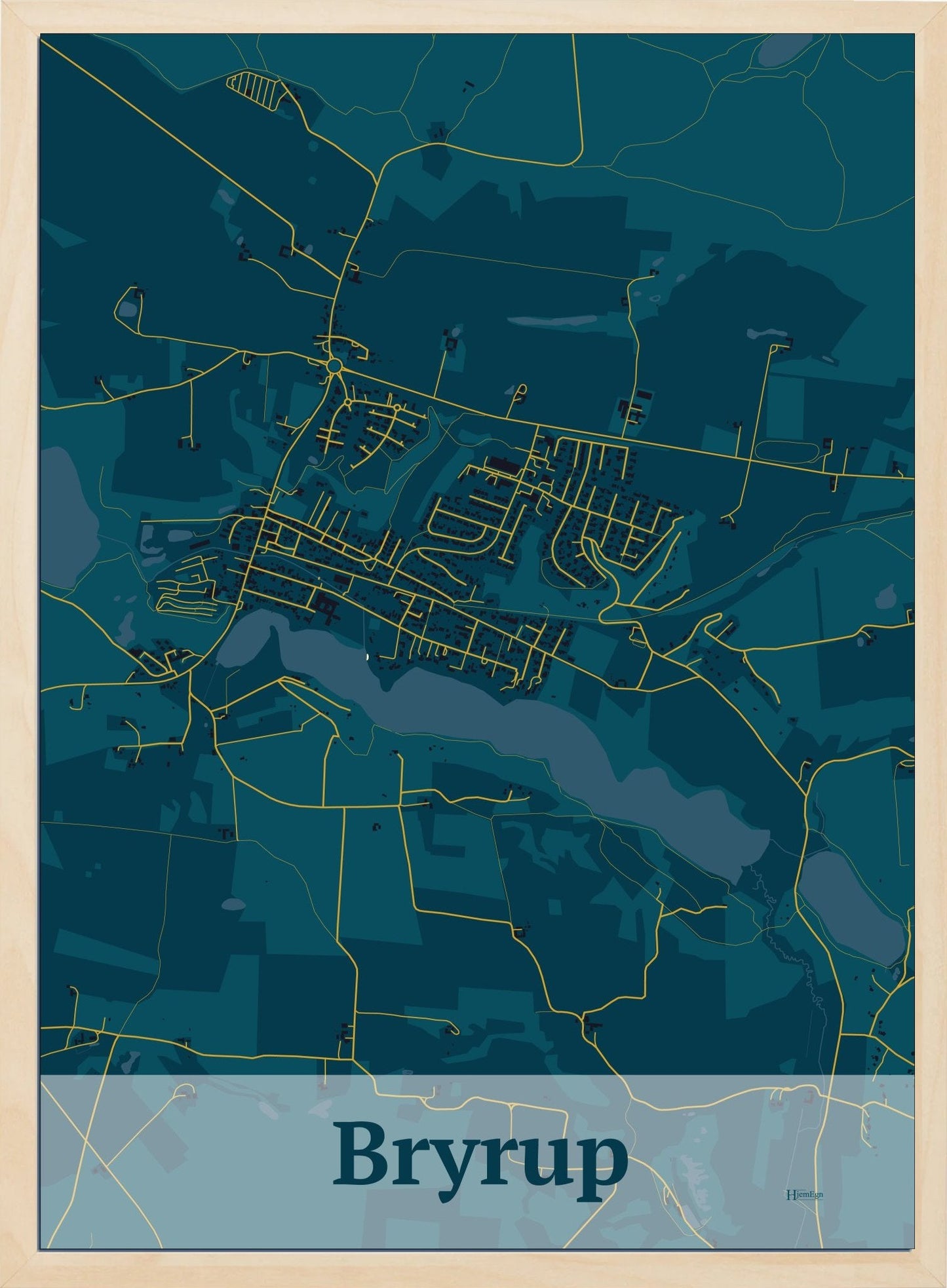 Bryrup plakat i farve mørk blå og HjemEgn.dk design firkantet. Design bykort for Bryrup