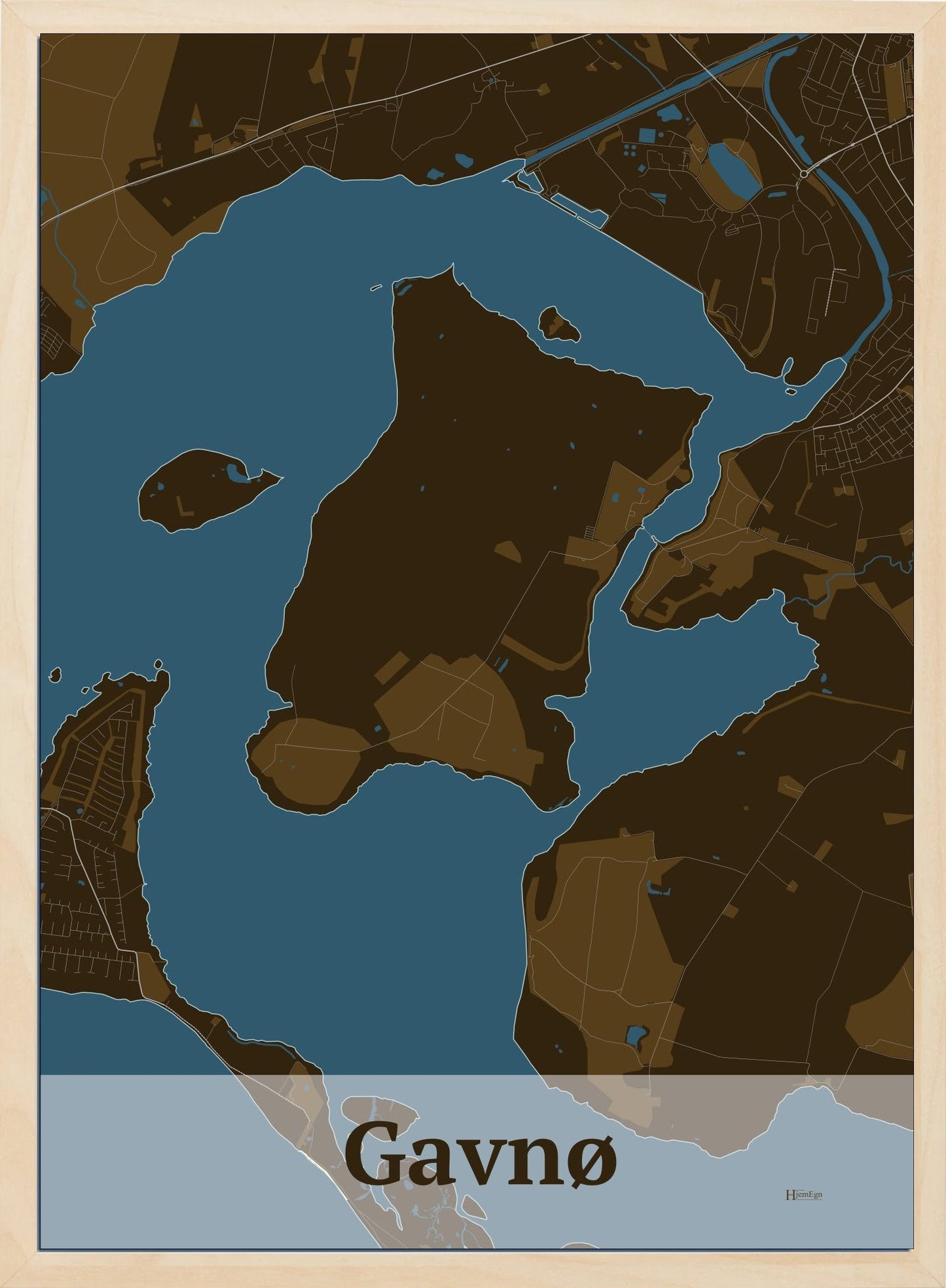 Gavnø plakat i farve mørk brun og HjemEgn.dk design firkantet. Design ø-kort for Gavnø