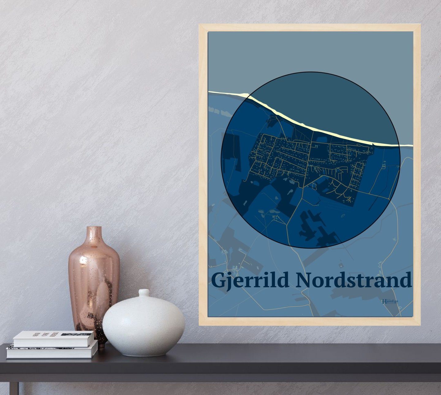 Gjerrild Nordstrand plakat i farve og HjemEgn.dk design centrum. Design bykort for Gjerrild Nordstrand