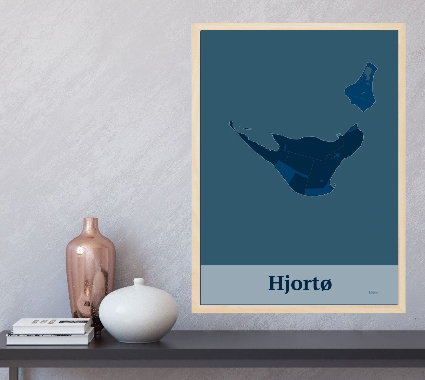 Hjortø plakat i farve og HjemEgn.dk design firkantet. Design ø-kort for Hjortø