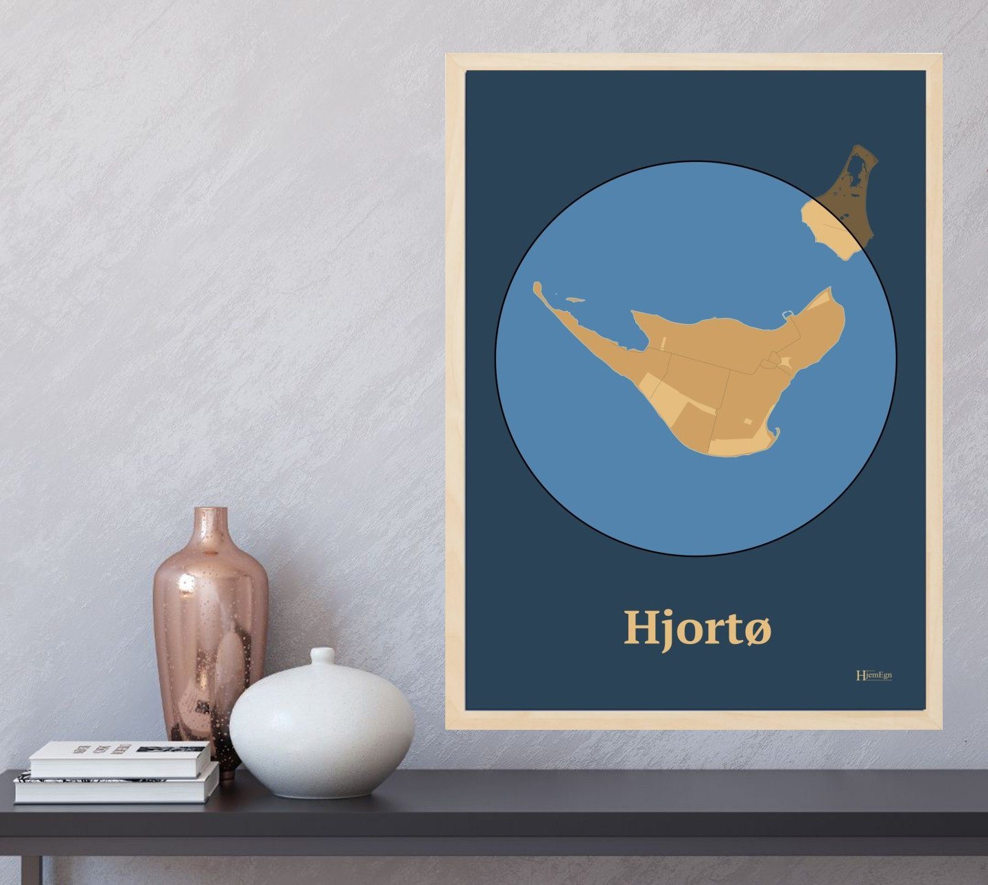 Hjortø plakat i farve og HjemEgn.dk design centrum. Design ø-kort for Hjortø