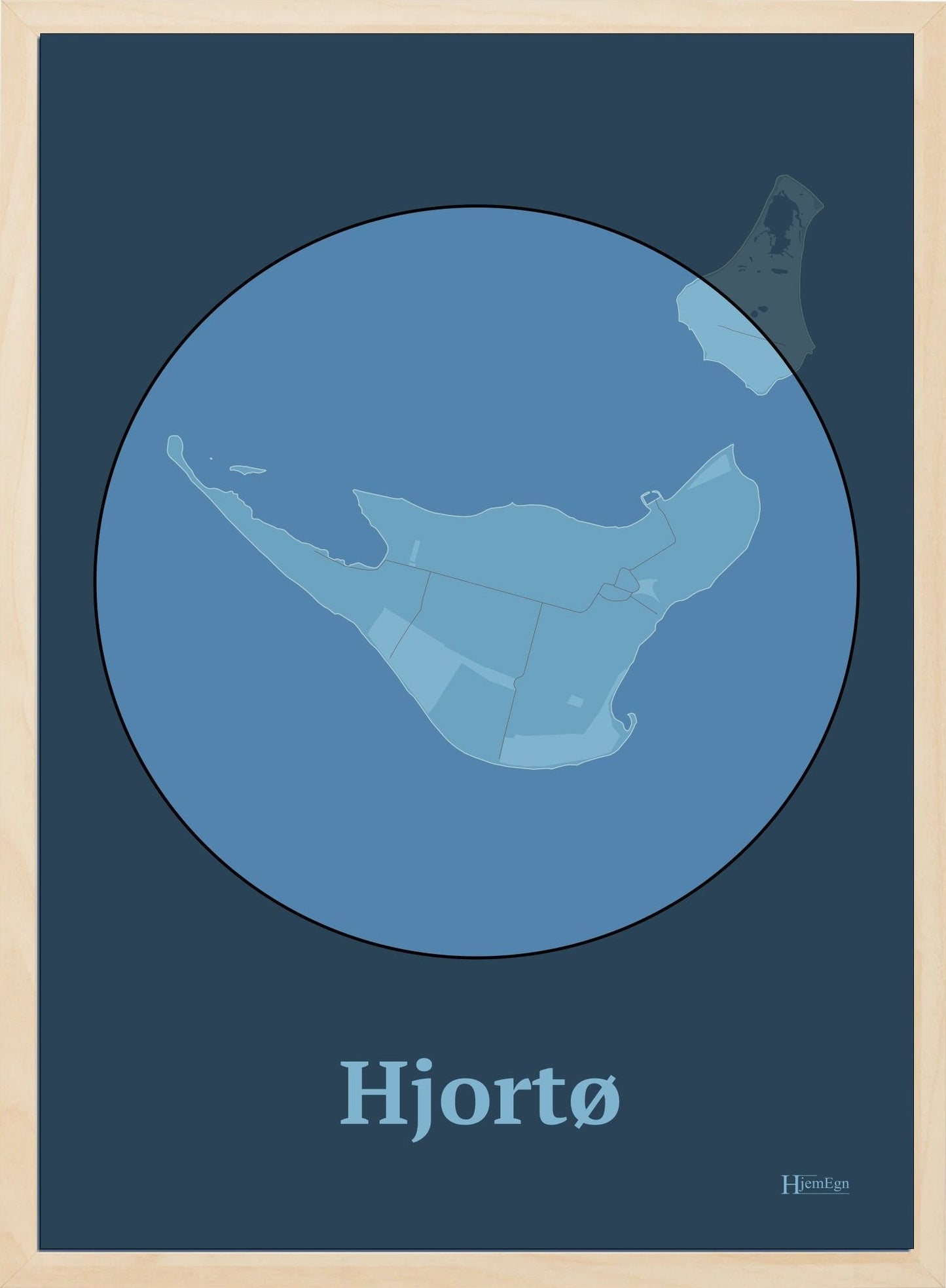 Hjortø plakat i farve pastel blå og HjemEgn.dk design centrum. Design ø-kort for Hjortø
