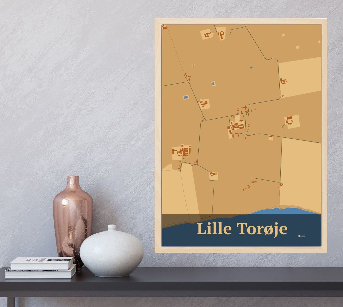 Lille Torøje plakat i farve og HjemEgn.dk design firkantet. Design bykort for Lille Torøje