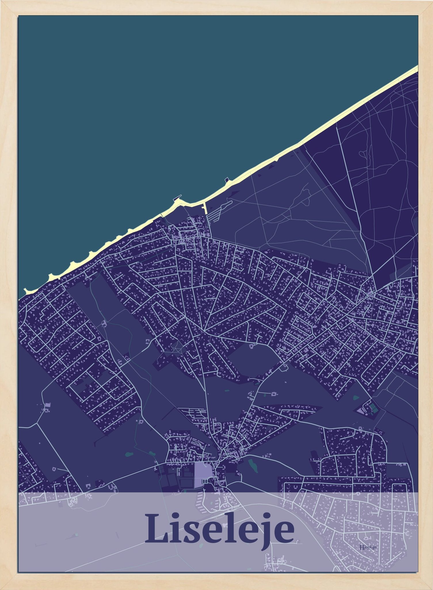 Liseleje plakat i farve mørk lilla og HjemEgn.dk design firkantet. Design bykort for Liseleje