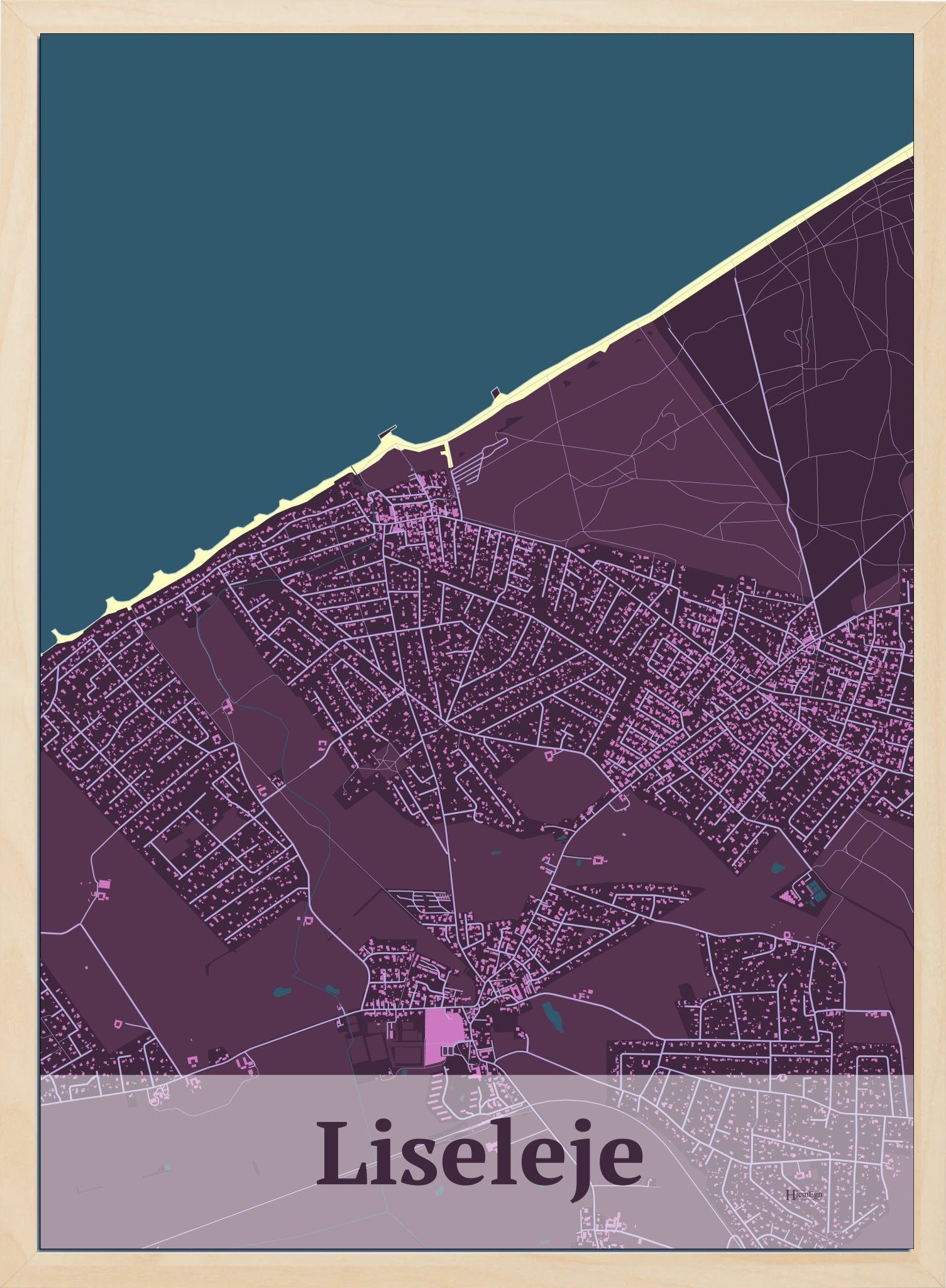 Liseleje plakat i farve mørk rød og HjemEgn.dk design firkantet. Design bykort for Liseleje