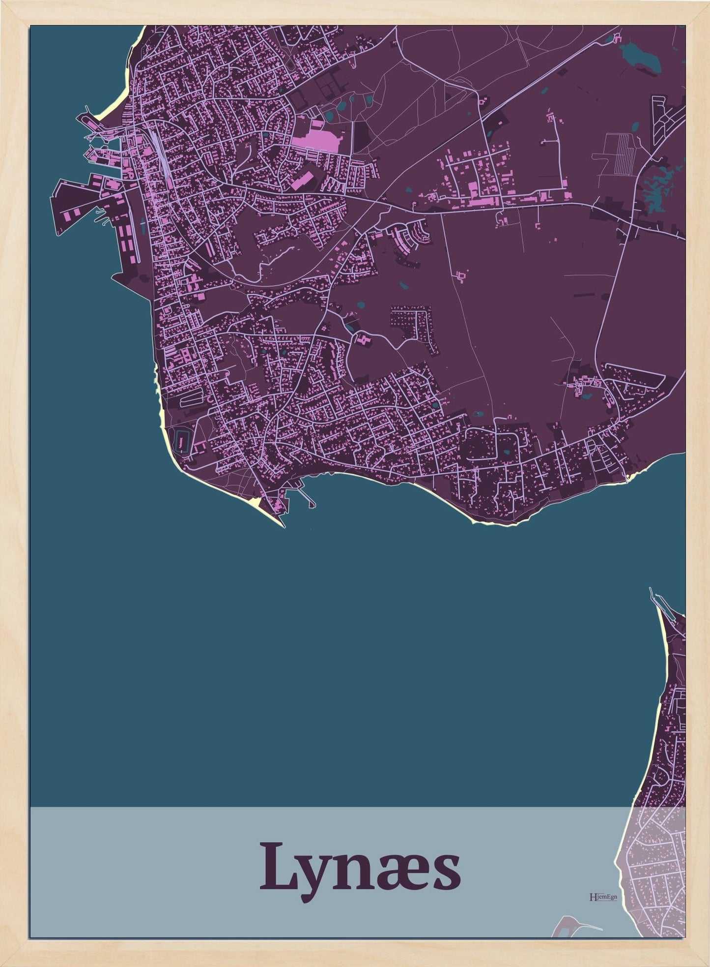 Lynæs plakat i mørk rød og HjemEgn.dk design firkantet. Design bykort for Lynæs