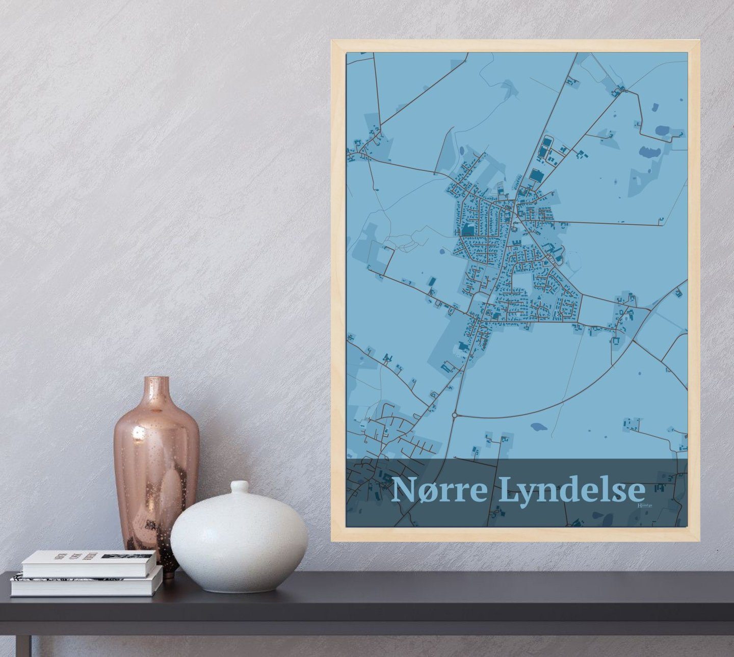 Nørre Lyndelse plakat i farve og HjemEgn.dk design firkantet. Design bykort for Nørre Lyndelse