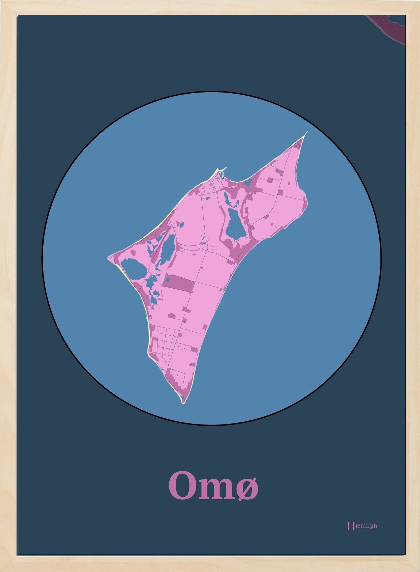 Omø plakat i farve pastel rød og HjemEgn.dk design centrum. Design ø-kort for Omø