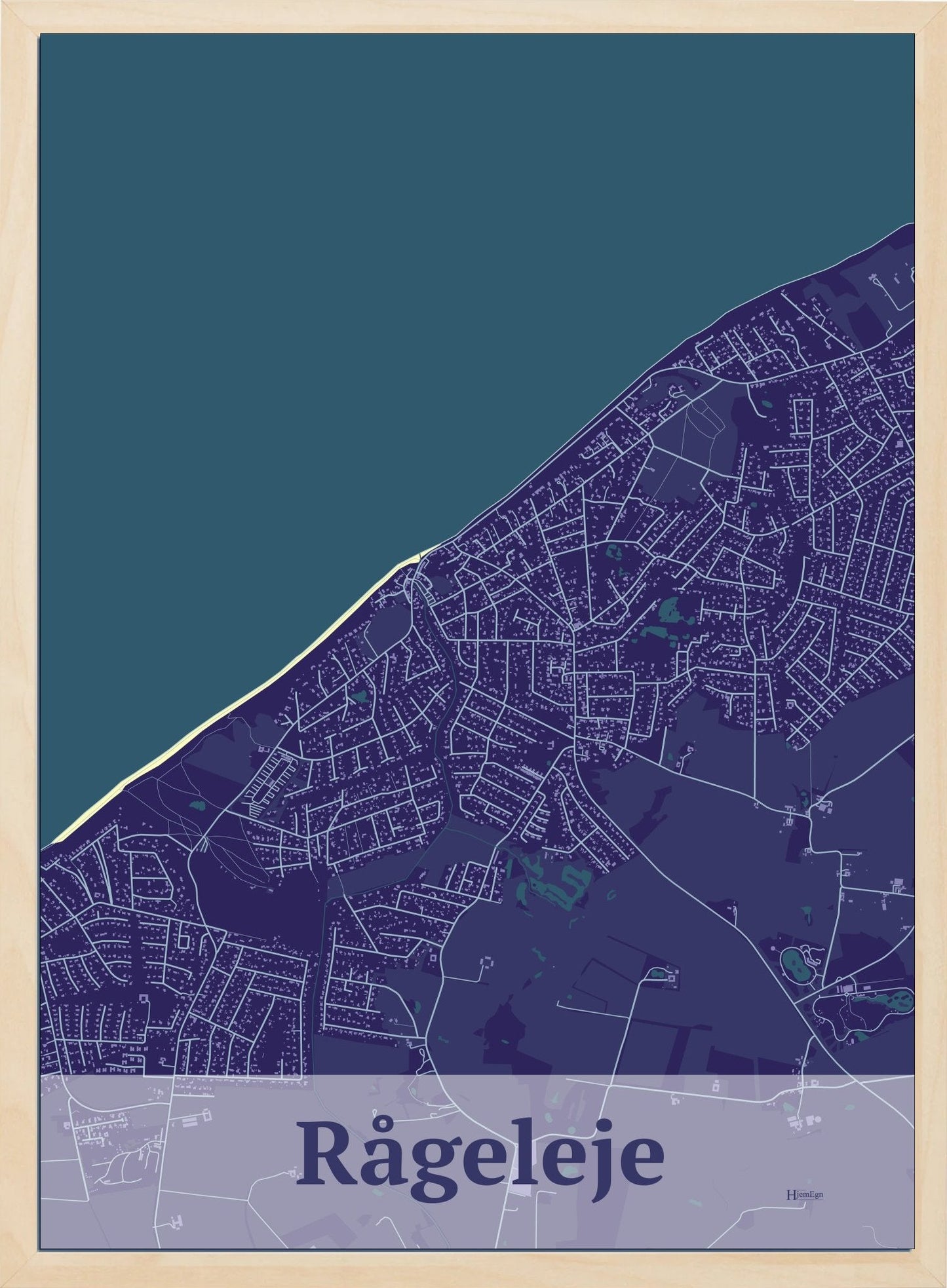 Rågeleje plakat i farve mørk lilla og HjemEgn.dk design firkantet. Design bykort for Rågeleje