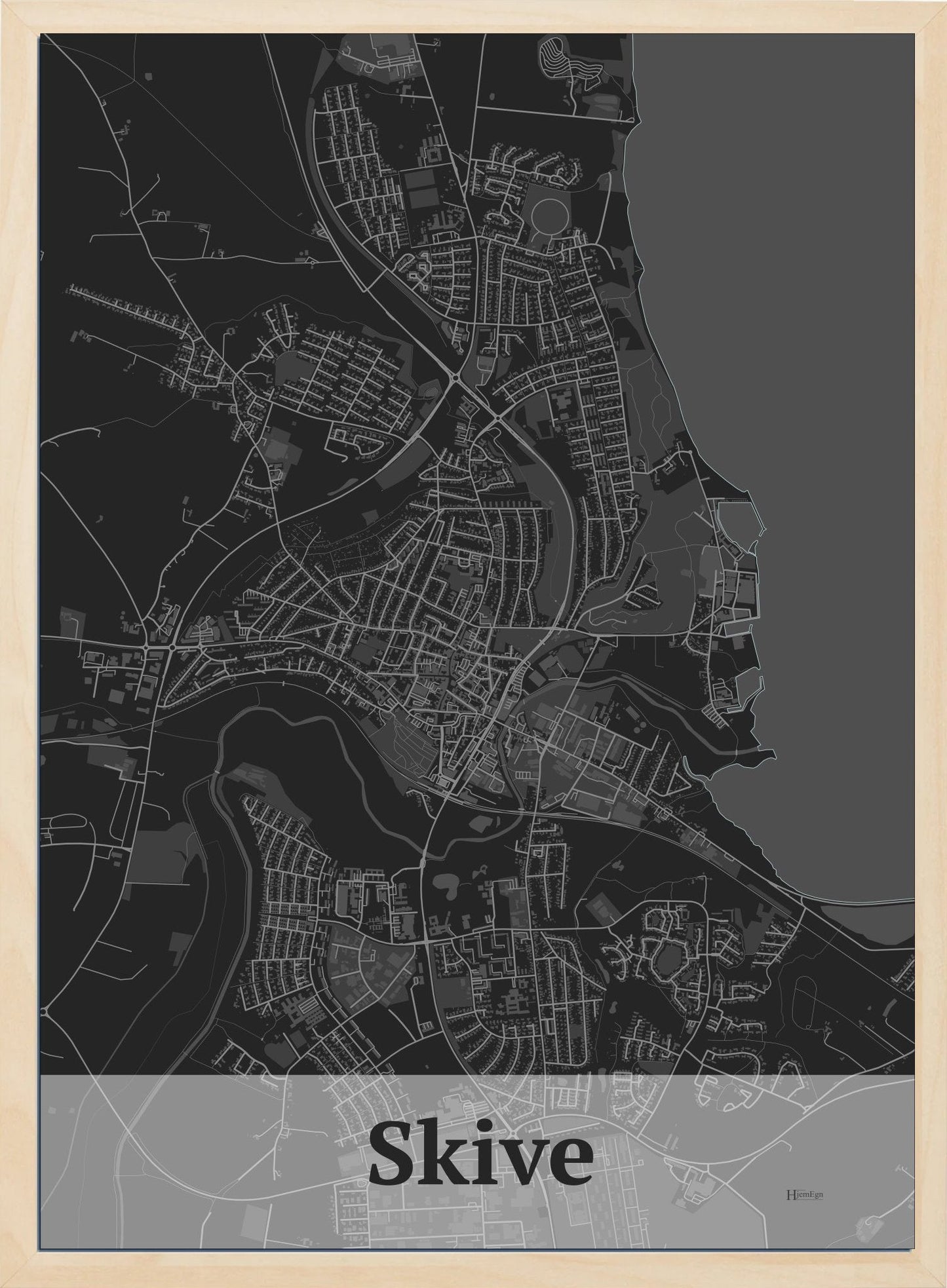 Skive plakat i farve mørk grå og HjemEgn.dk design firkantet. Design bykort for Skive