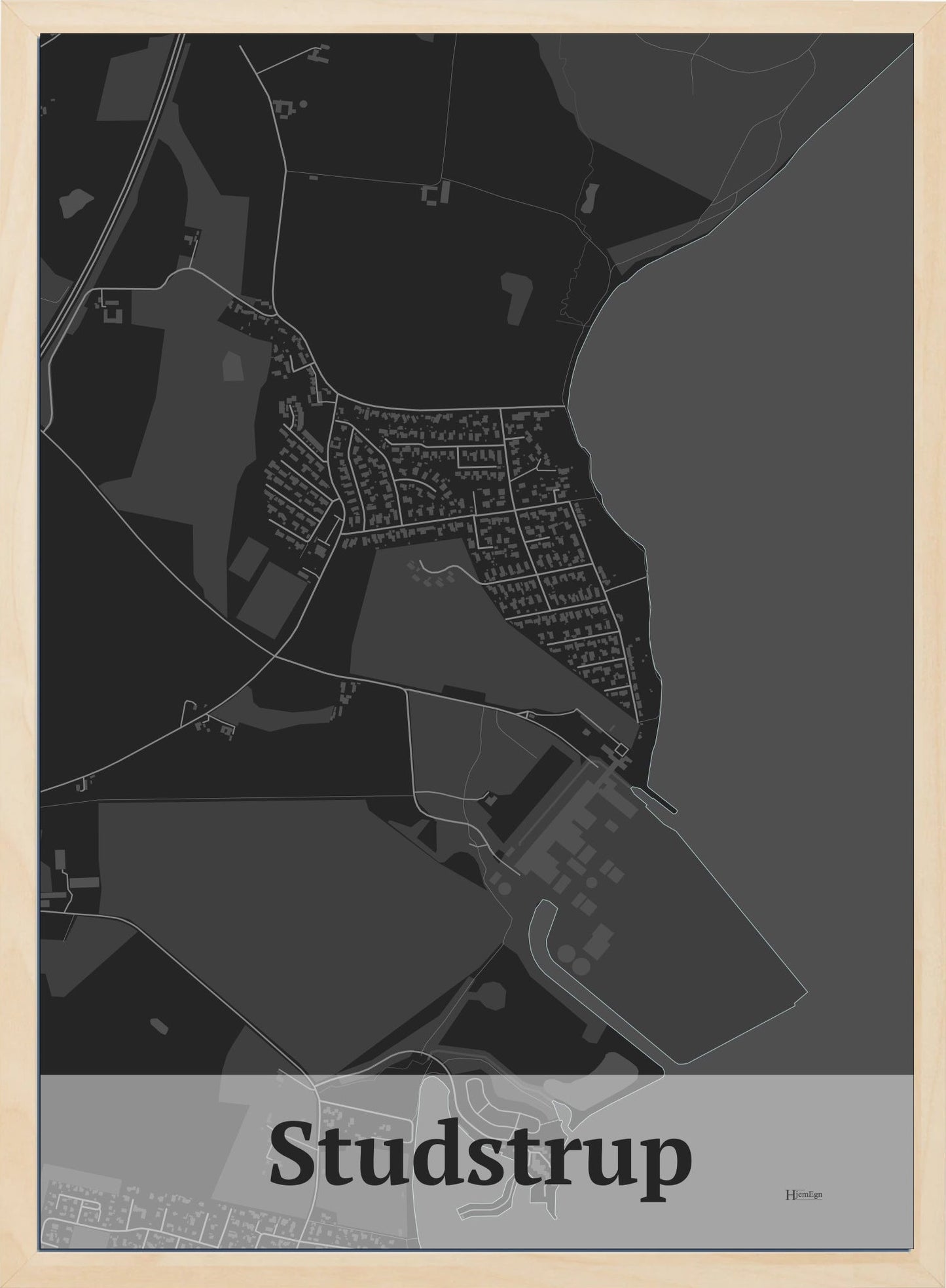 Studstrup plakat i farve mørk grå og HjemEgn.dk design firkantet. Design bykort for Studstrup