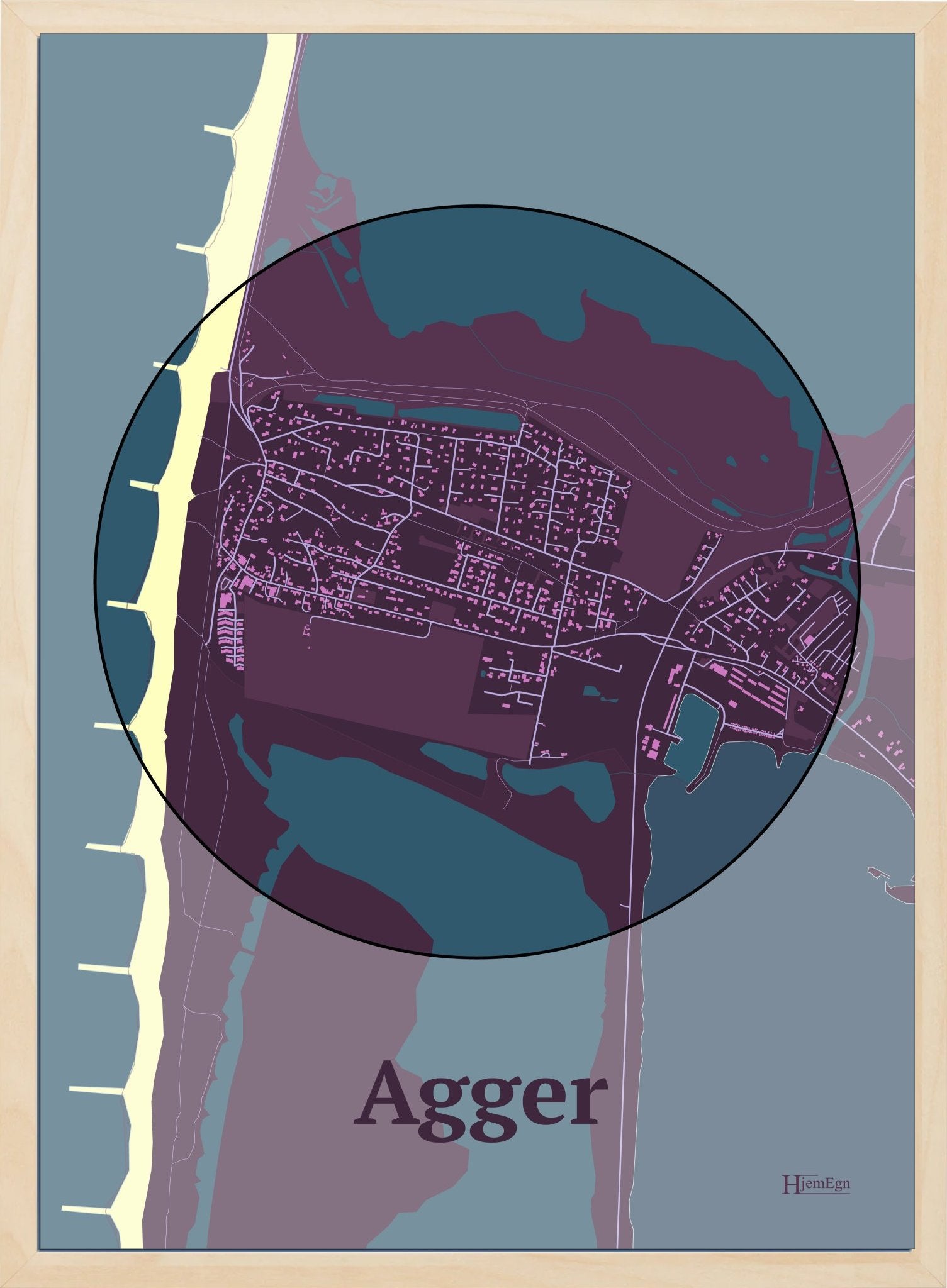 Agger plakat i farve mørk rød og HjemEgn.dk design centrum. Design bykort for Agger