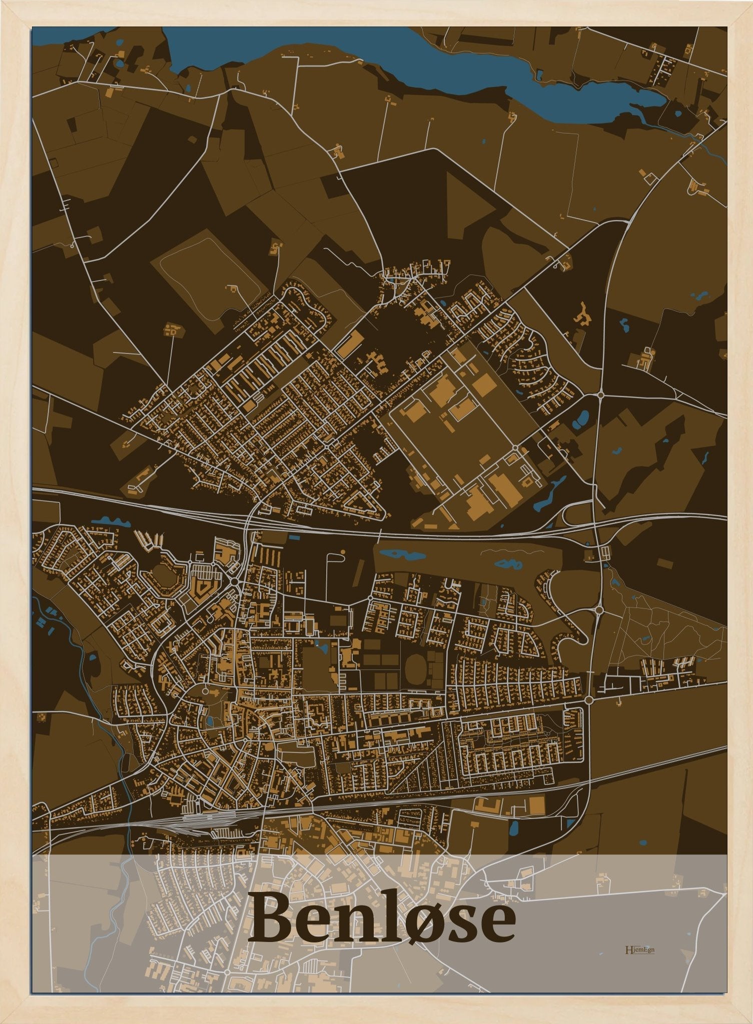 Benløse plakat i farve mørk brun og HjemEgn.dk design firkantet. Design bykort for Benløse