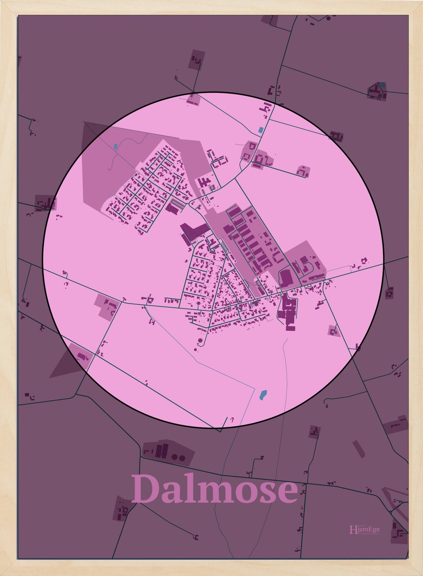 Dalmose plakat i farve pastel rød og HjemEgn.dk design centrum. Design bykort for Dalmose