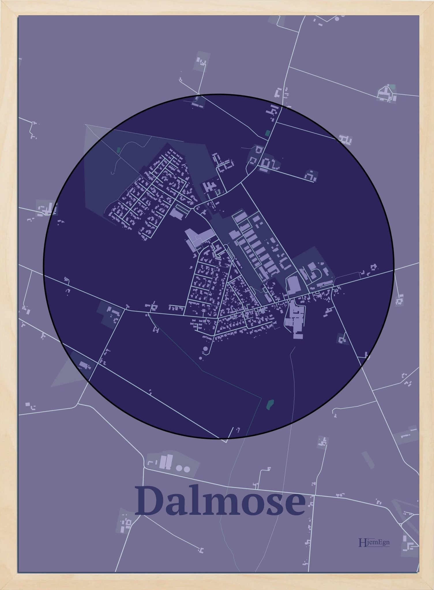 Dalmose plakat i farve mørk lilla og HjemEgn.dk design centrum. Design bykort for Dalmose