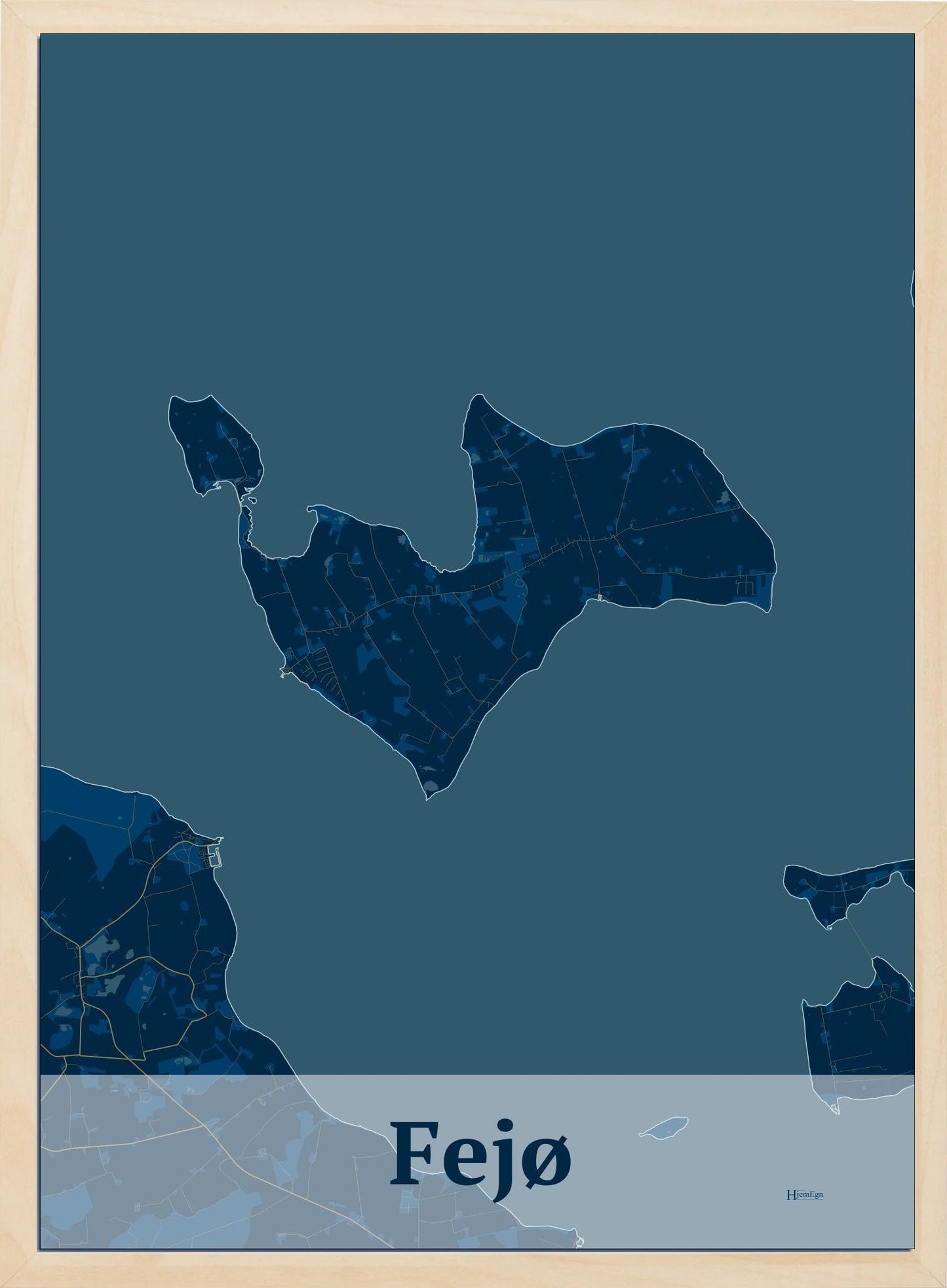 Fejø plakat i farve mørk blå og HjemEgn.dk design firkantet. Design ø-kort for Fejø