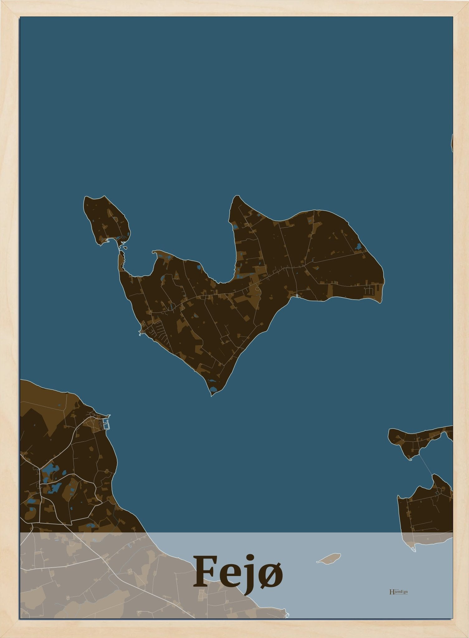 Fejø plakat i farve mørk brun og HjemEgn.dk design firkantet. Design ø-kort for Fejø