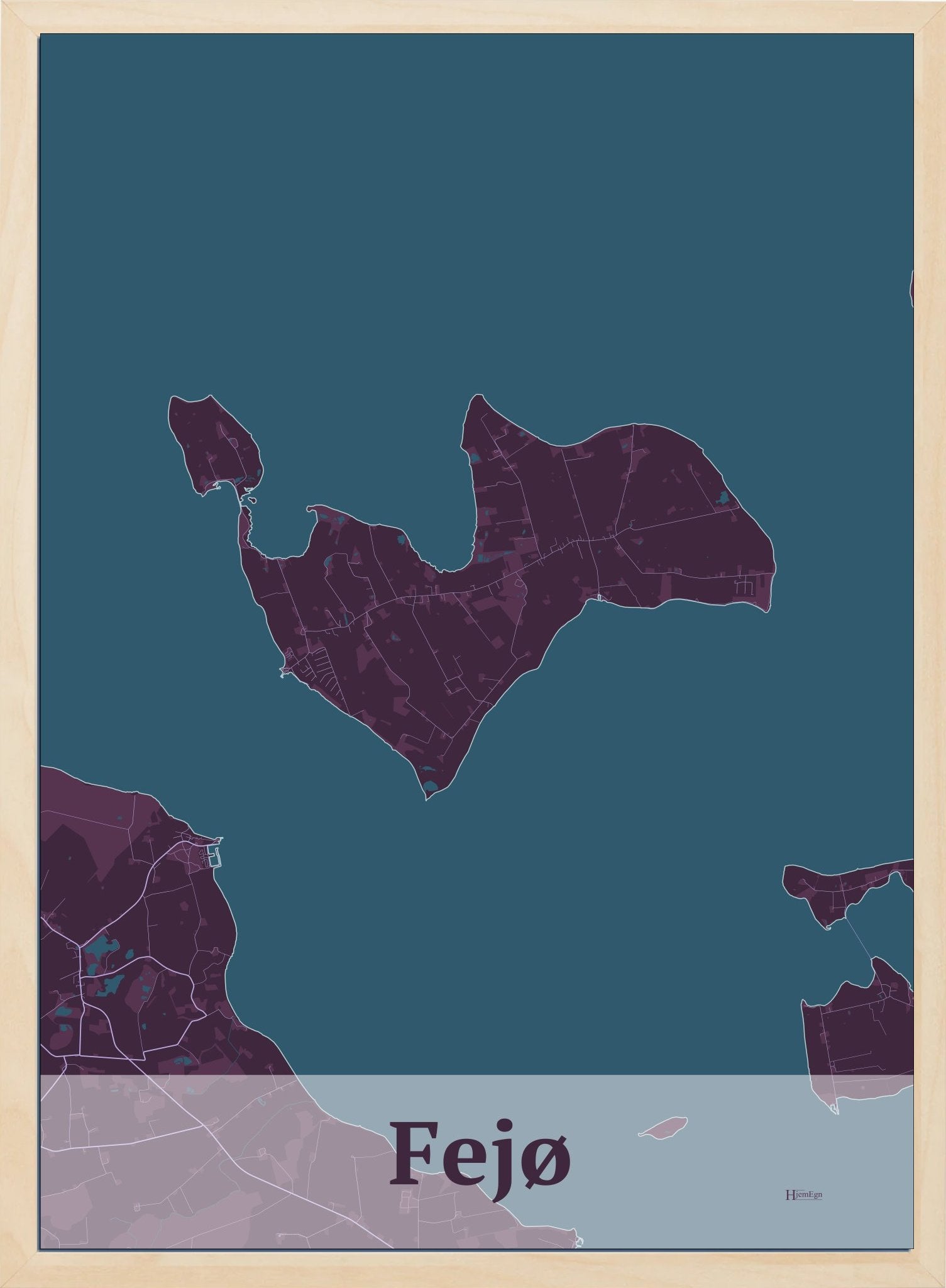 Fejø plakat i farve mørk rød og HjemEgn.dk design firkantet. Design ø-kort for Fejø