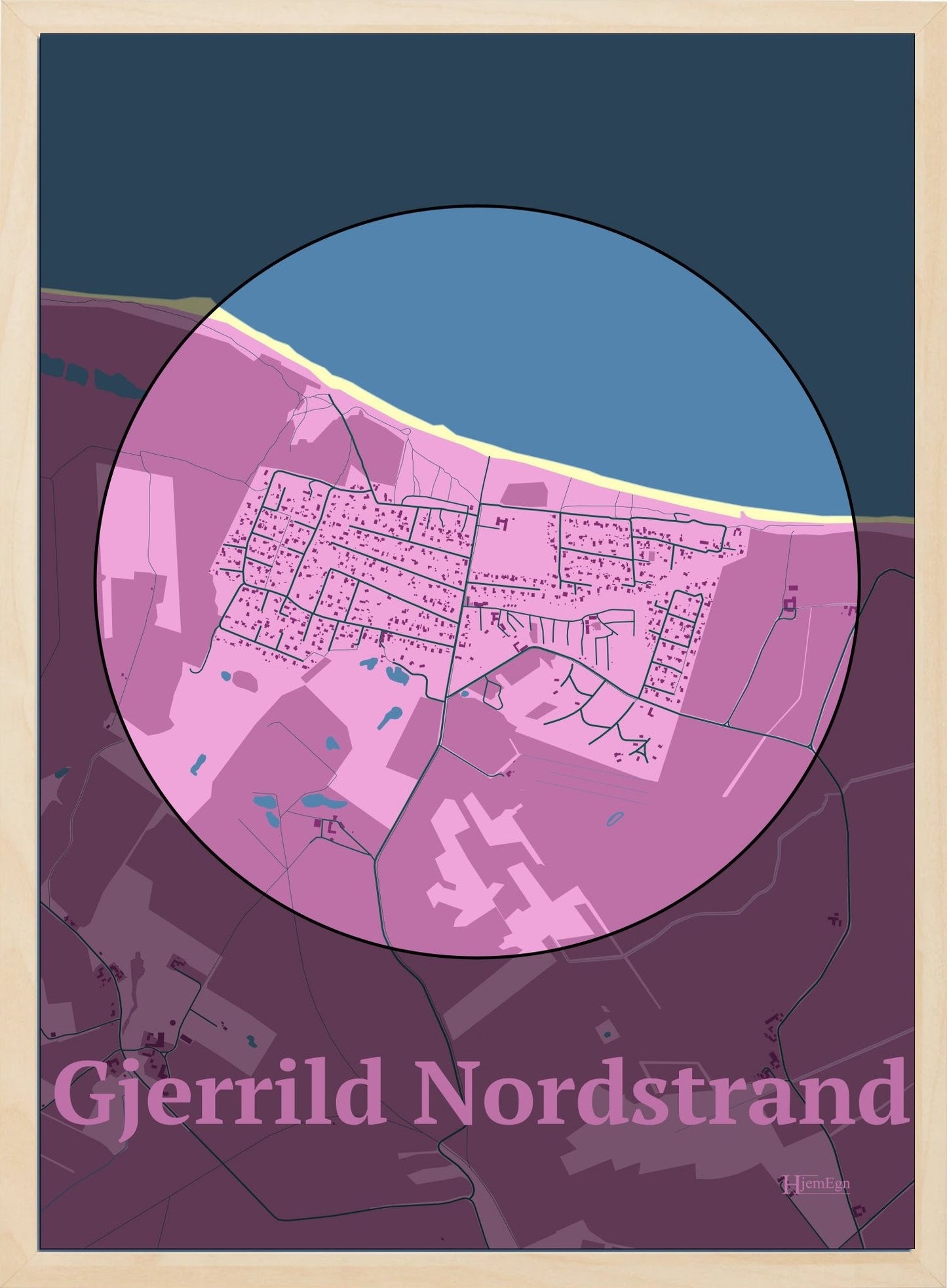 Gjerrild Nordstrand plakat i farve pastel rød og HjemEgn.dk design centrum. Design bykort for Gjerrild Nordstrand