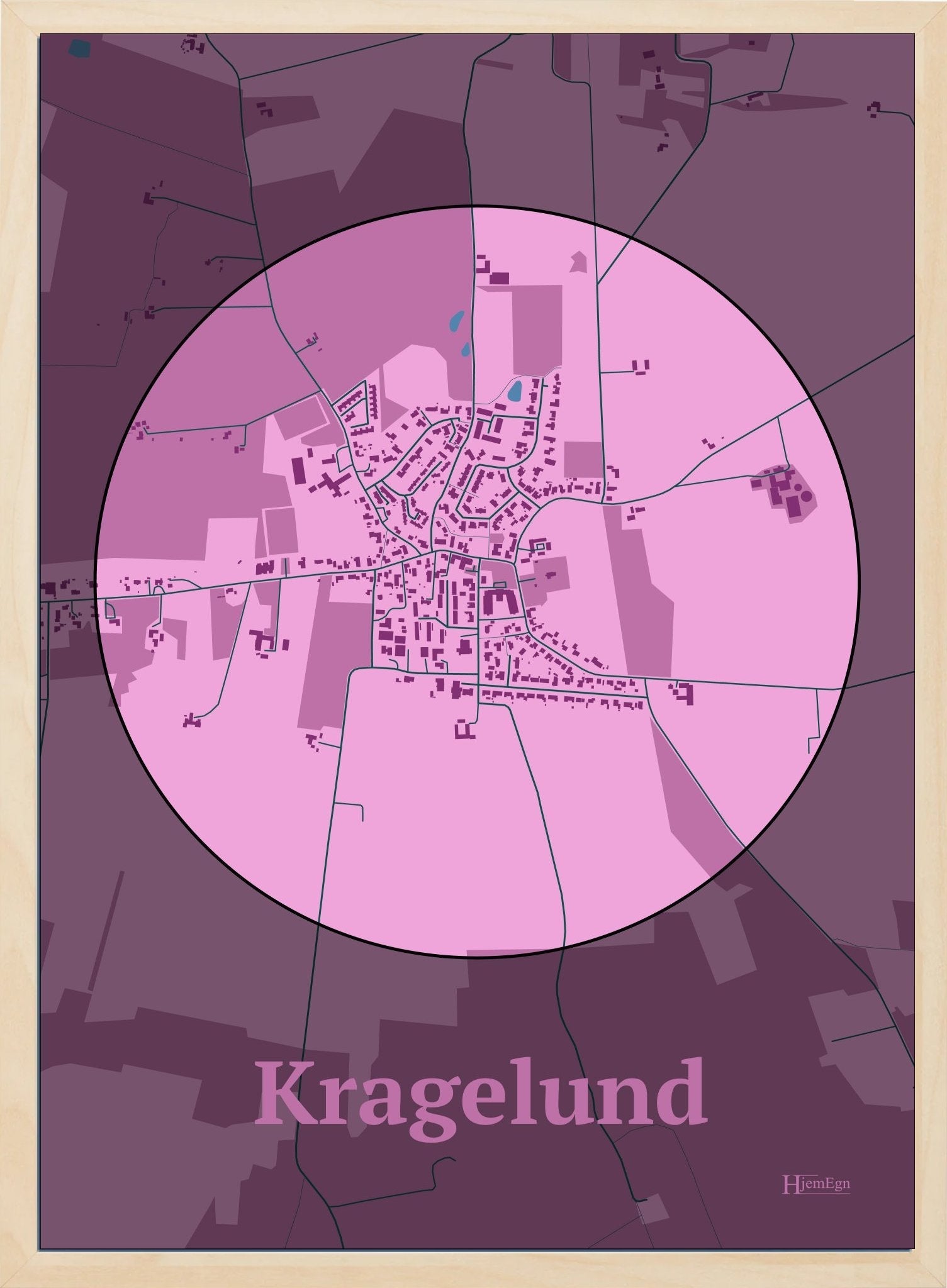 Kragelund plakat i farve pastel rød og HjemEgn.dk design centrum. Design bykort for Kragelund