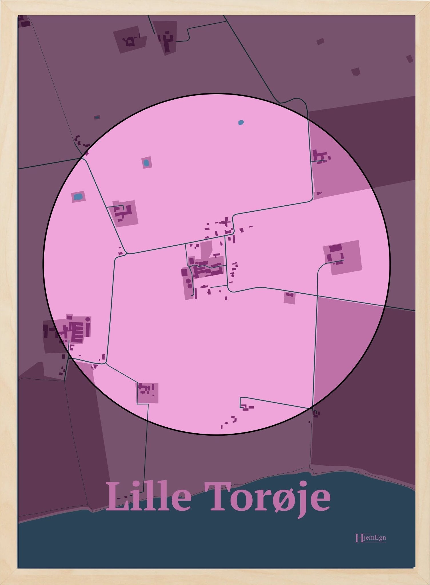 Lille Torøje plakat i farve pastel rød og HjemEgn.dk design centrum. Design bykort for Lille Torøje