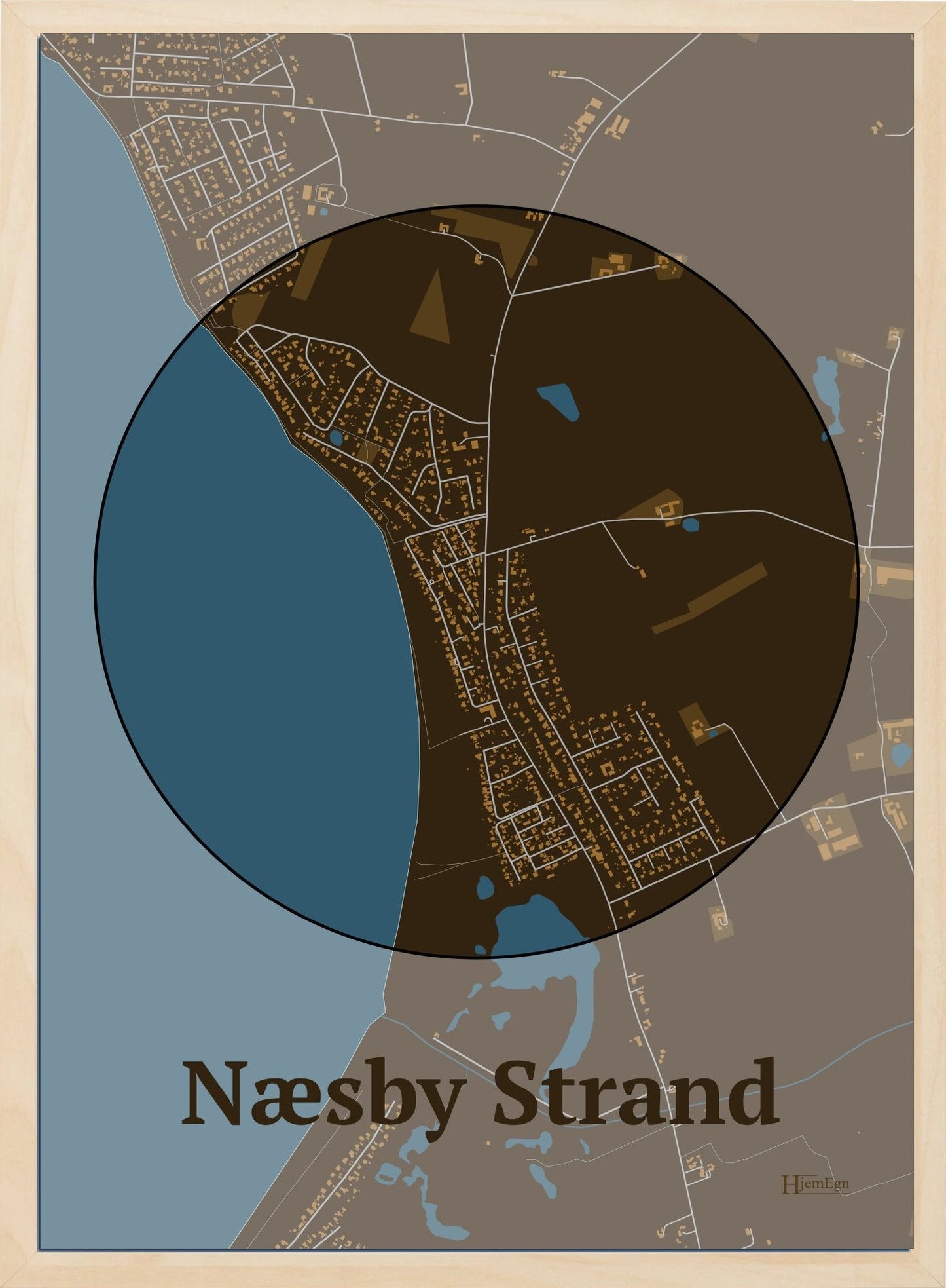 Næsby Strand plakat i farve mørk brun og HjemEgn.dk design centrum. Design bykort for Næsby Strand