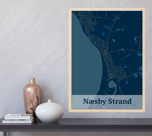 Næsby Strand plakat i farve  og HjemEgn.dk design firkantet. Design bykort for Næsby Strand