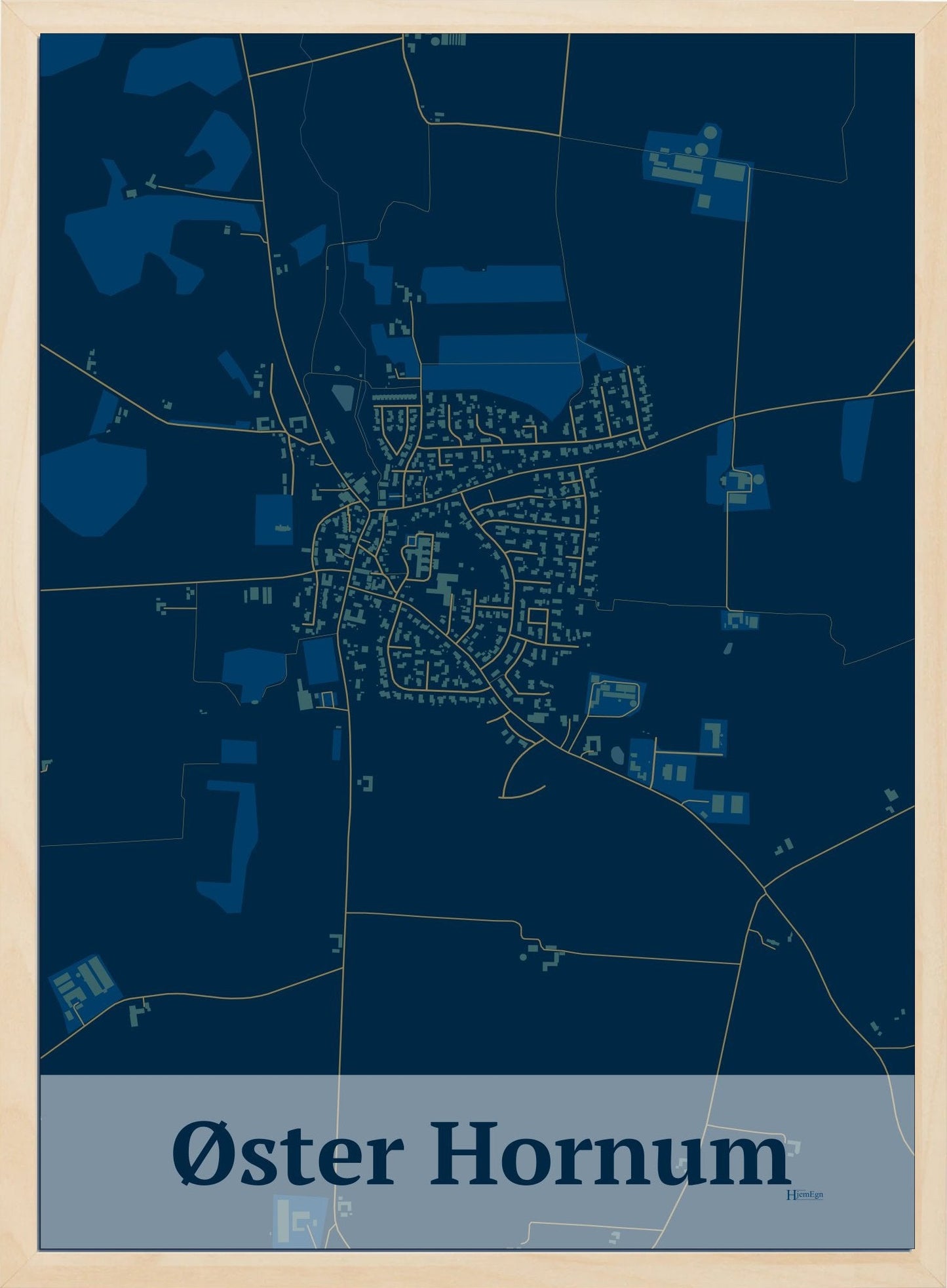 Øster Hornum plakat i farve mørk blå og HjemEgn.dk design firkantet. Design bykort for Øster Hornum
