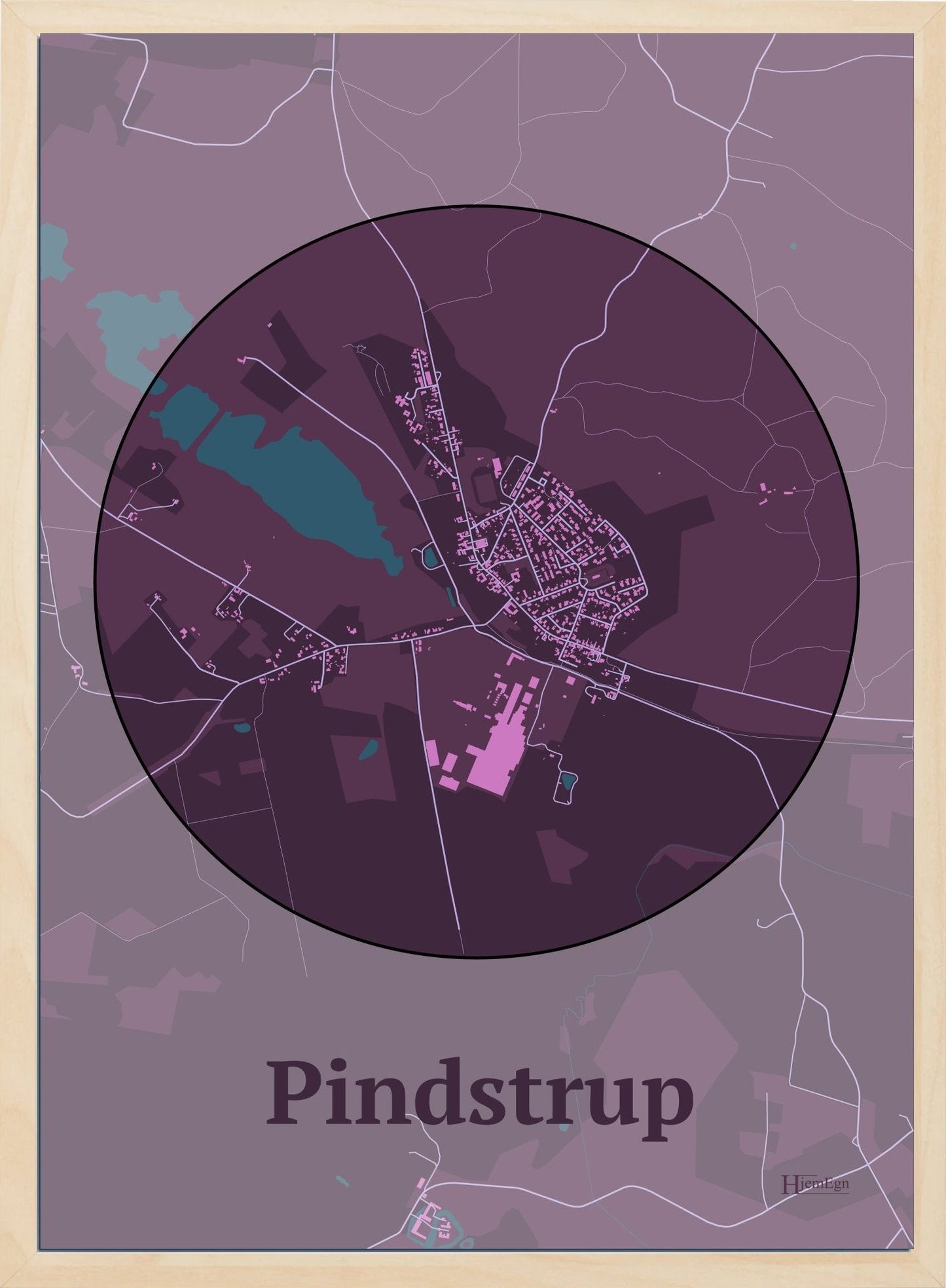 Pindstrup plakat i farve mørk rød og HjemEgn.dk design centrum. Design bykort for Pindstrup