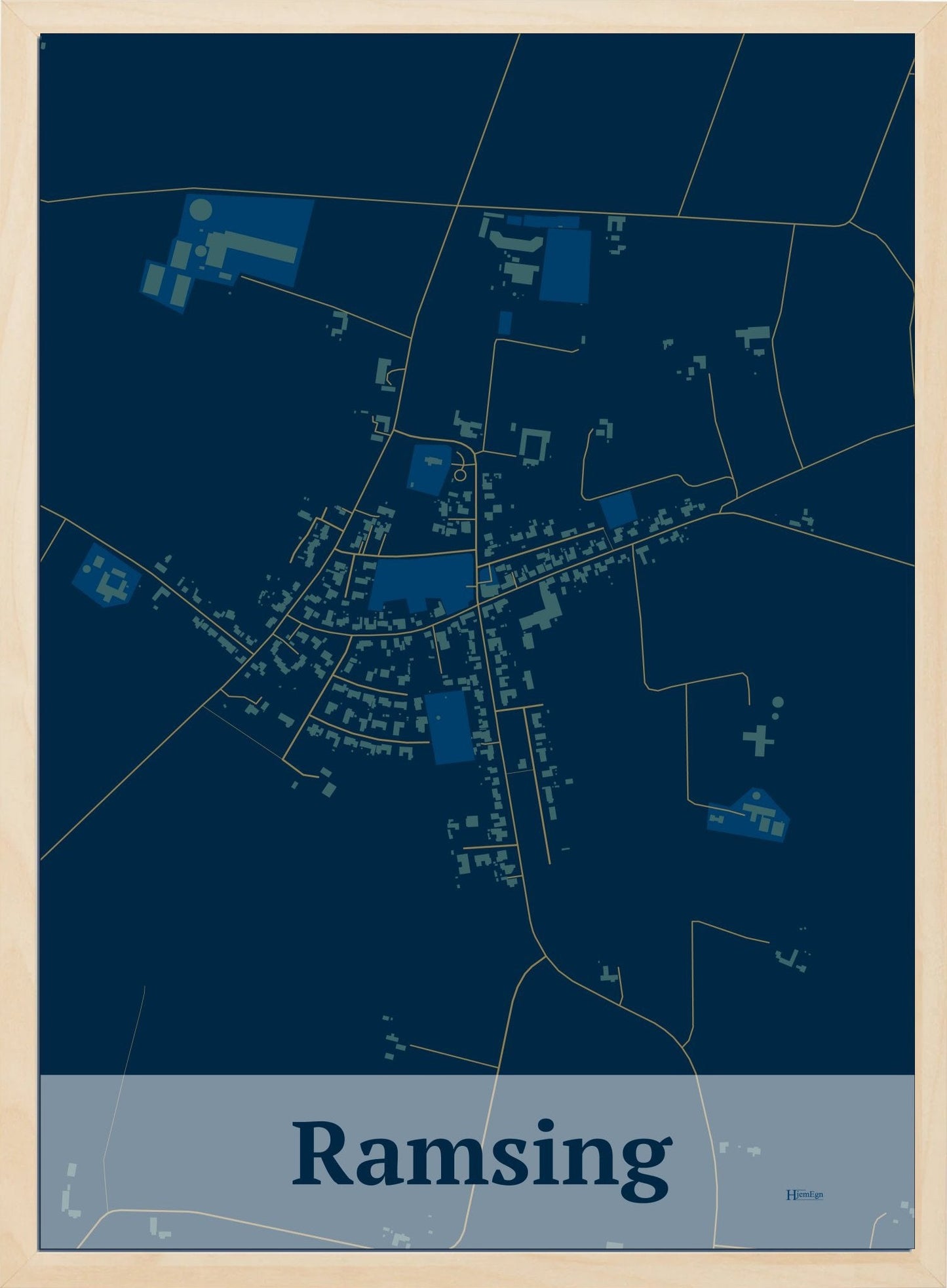 Ramsing plakat i farve mørk blå og HjemEgn.dk design firkantet. Design bykort for Ramsing