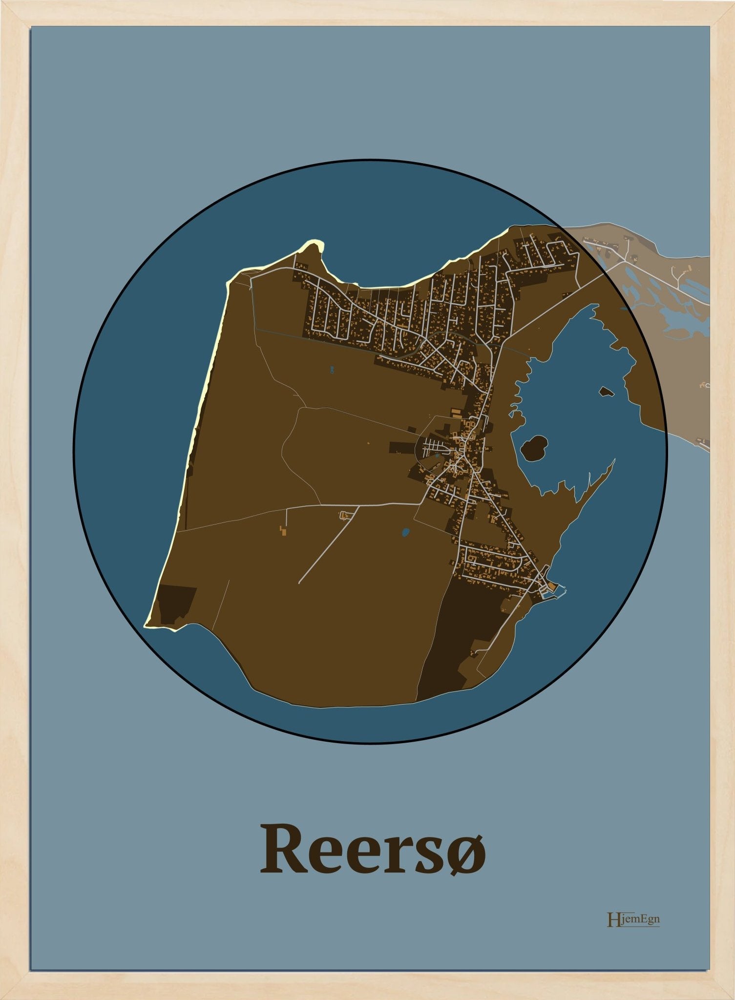 Reersø plakat i farve mørk brun og HjemEgn.dk design centrum. Design bykort for Reersø