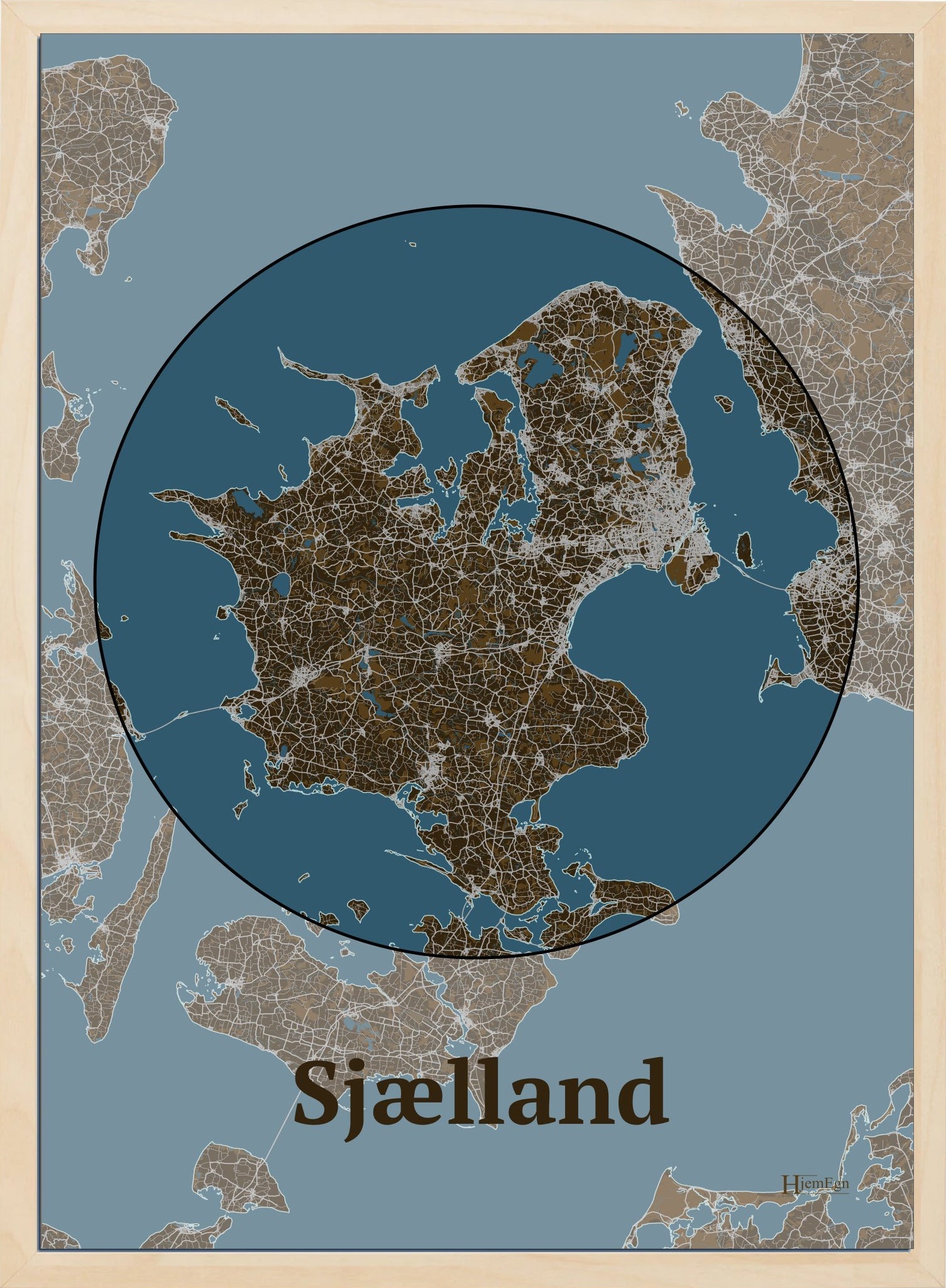 Sjælland plakat i farve mørk brun og HjemEgn.dk design centrum. Design ø-kort for Sjælland