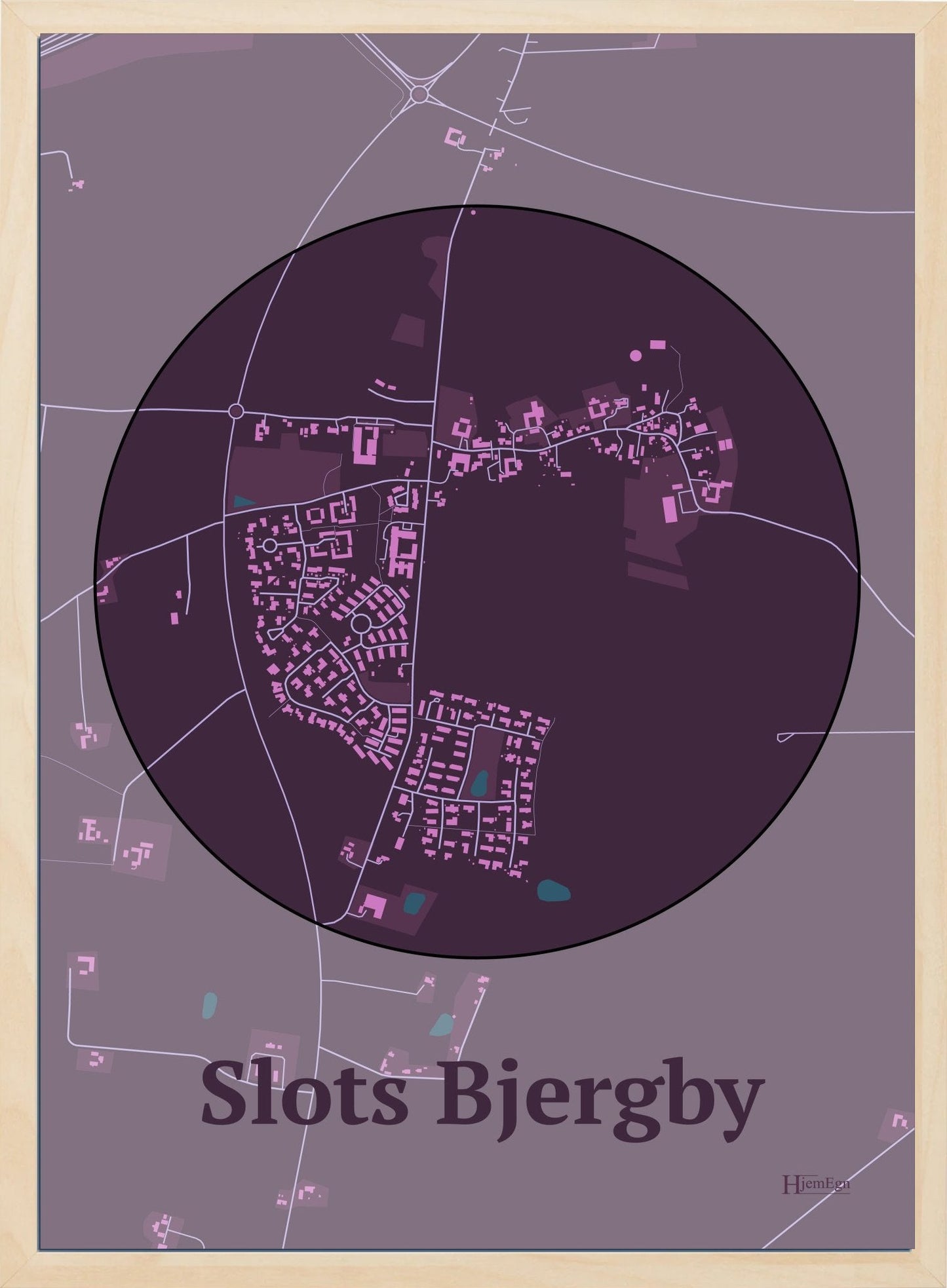 Slots Bjergby plakat i farve mørk rød og HjemEgn.dk design centrum. Design bykort for Slots Bjergby