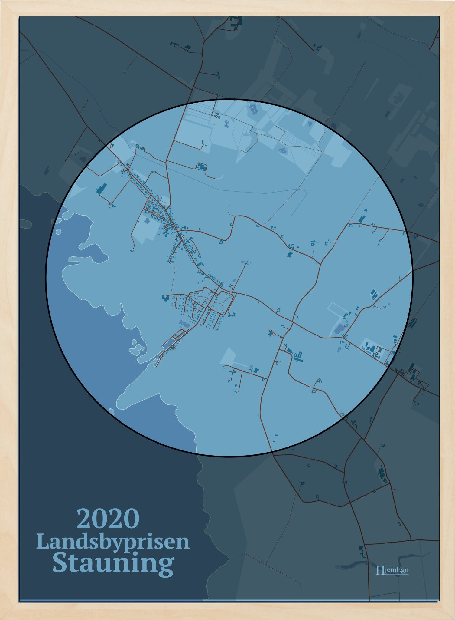 Stauning Kåret Til Årets Landsby 2020 plakat i farve pastel blå og HjemEgn.dk design centrum. Design bykort for Stauning Kåret Til Årets Landsby 2020