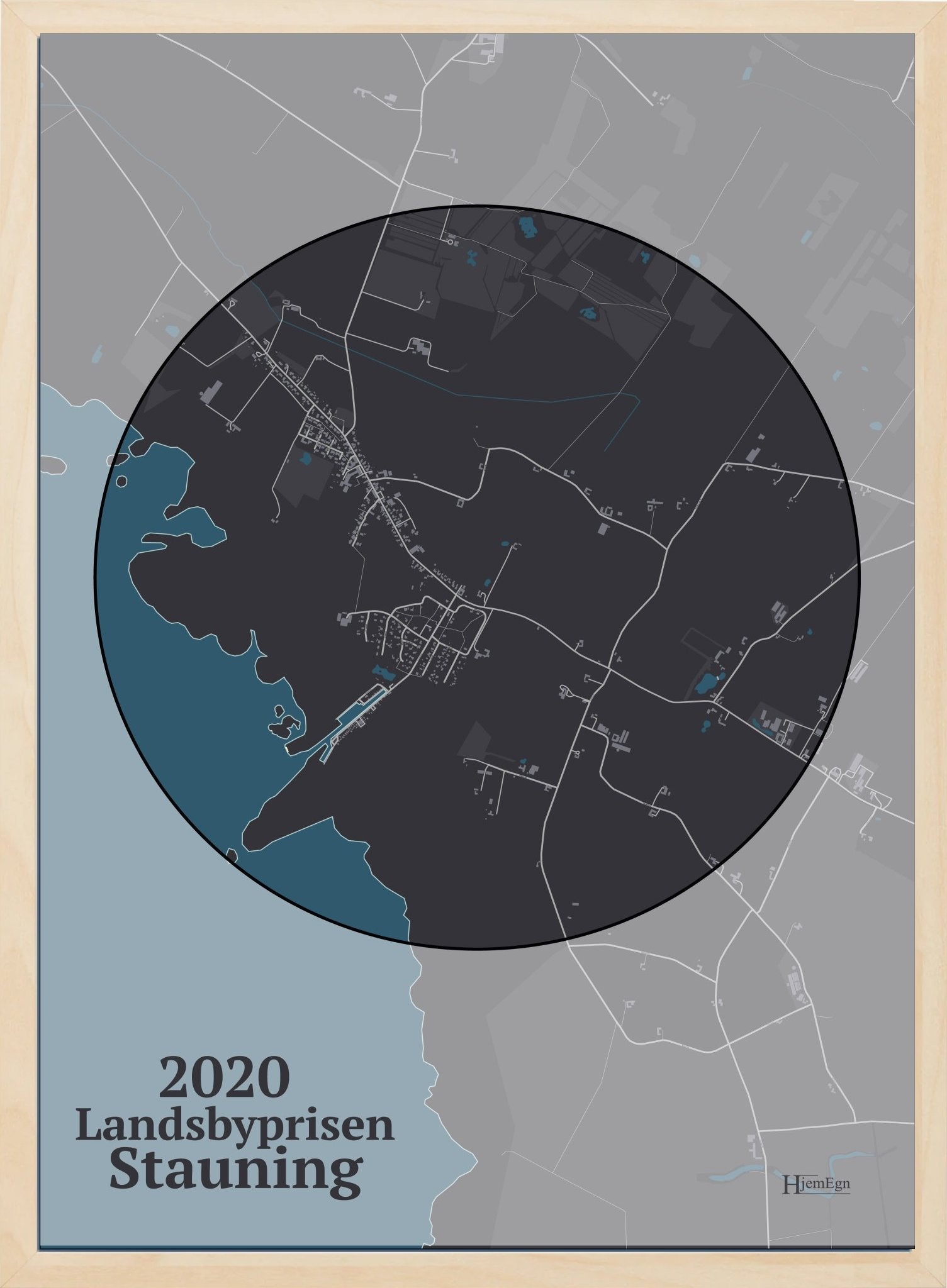 Stauning Kåret Til Årets Landsby 2020 plakat i farve mørk brun og HjemEgn.dk design centrum. Design bykort for Stauning Kåret Til Årets Landsby 2020