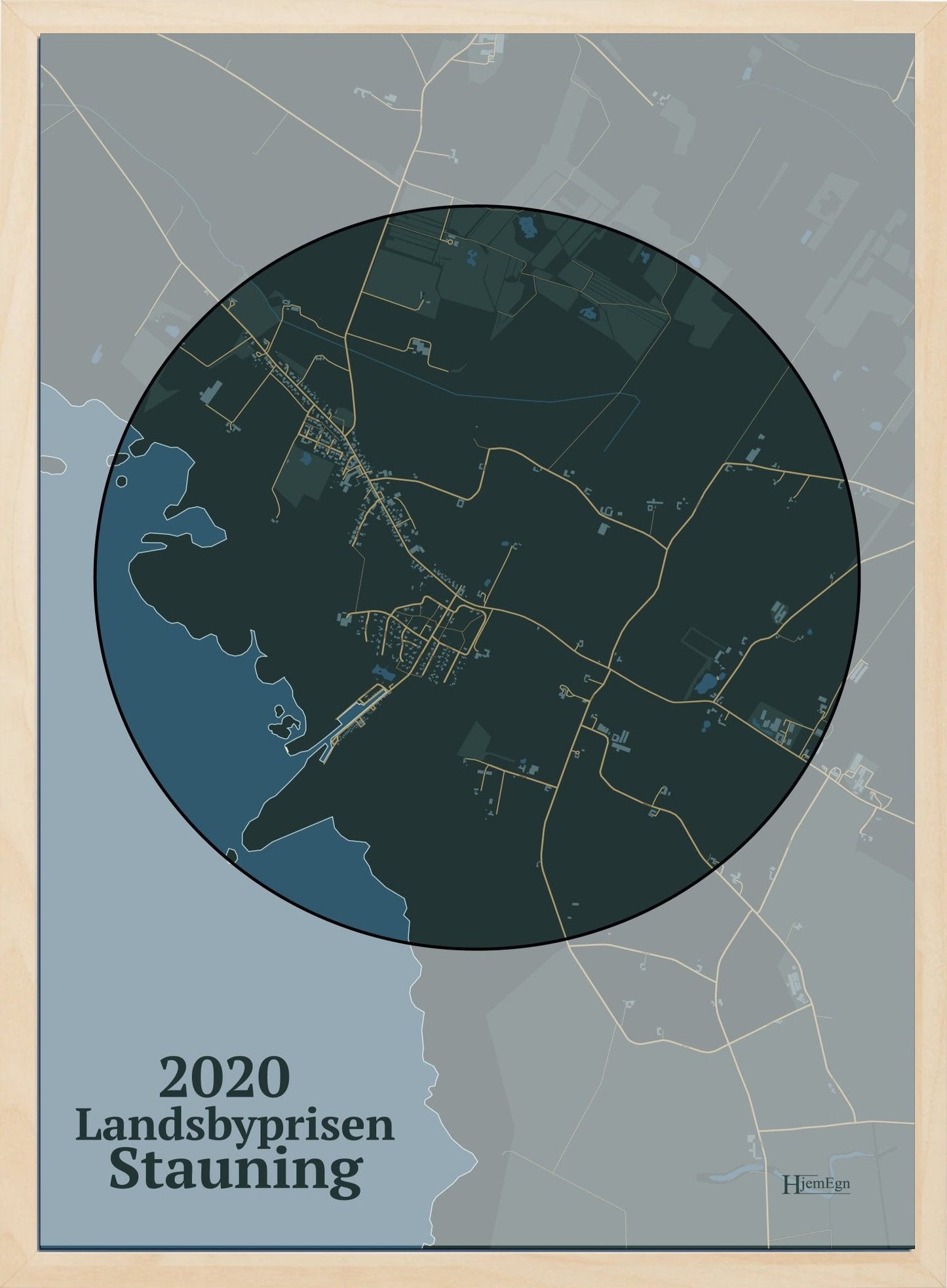 Stauning Kåret Til Årets Landsby 2020 plakat i farve mørk grøn og HjemEgn.dk design centrum. Design bykort for Stauning Kåret Til Årets Landsby 2020