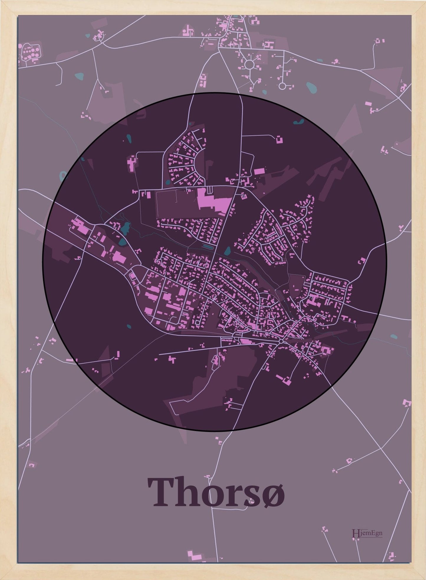 Thorsø plakat i farve mørk rød og HjemEgn.dk design centrum. Design bykort for Thorsø