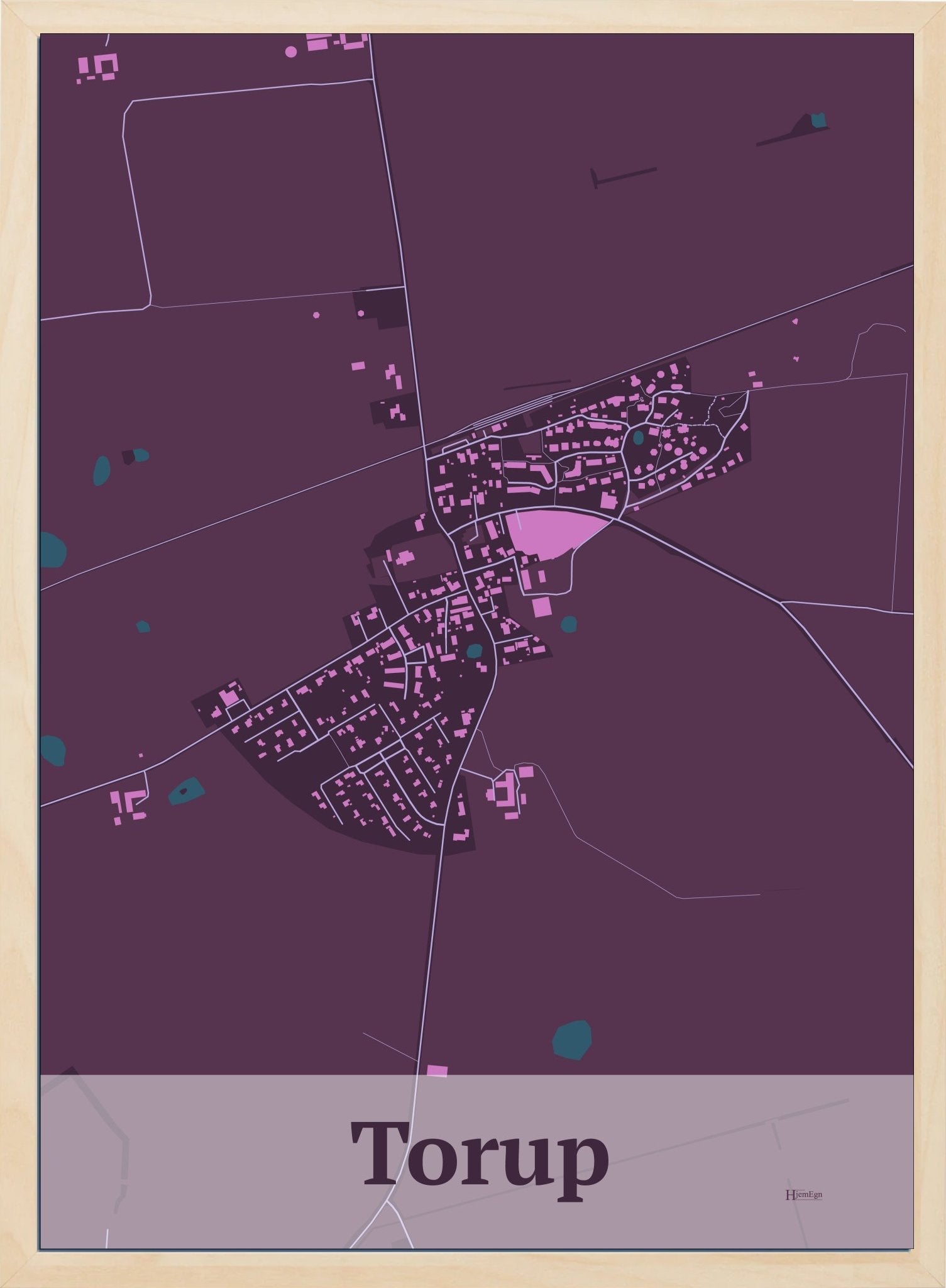 Torup plakat i farve mørk rød og HjemEgn.dk design firkantet. Design bykort for Torup
