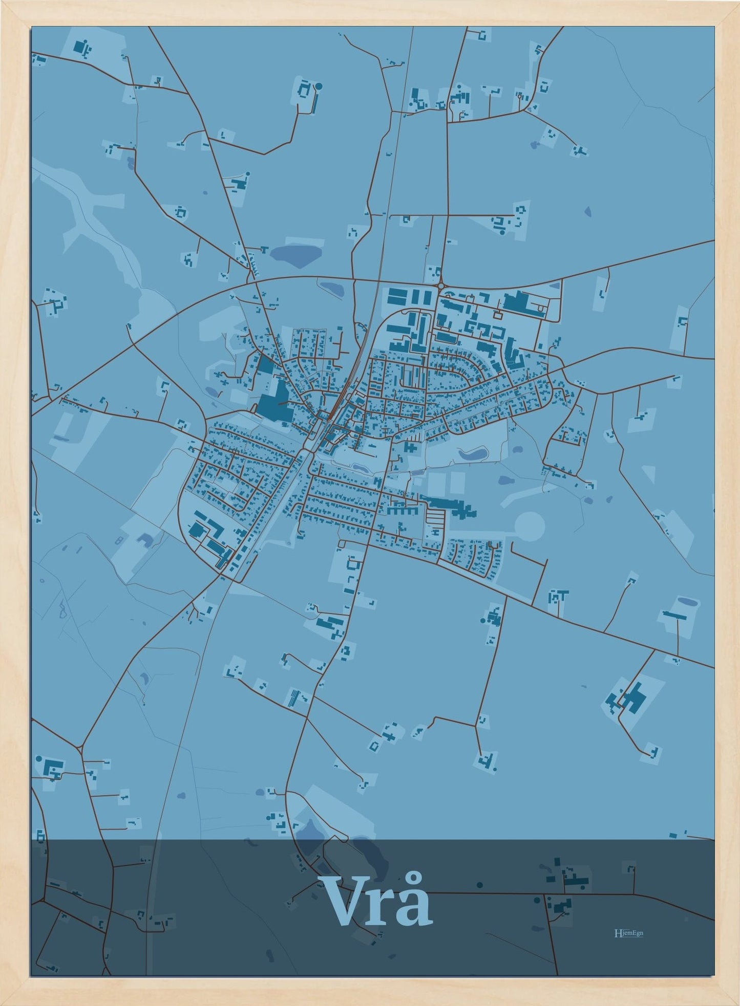 Vrå plakat i pastel blå og HjemEgn.dk design firkantet. Design bykort for Vrå