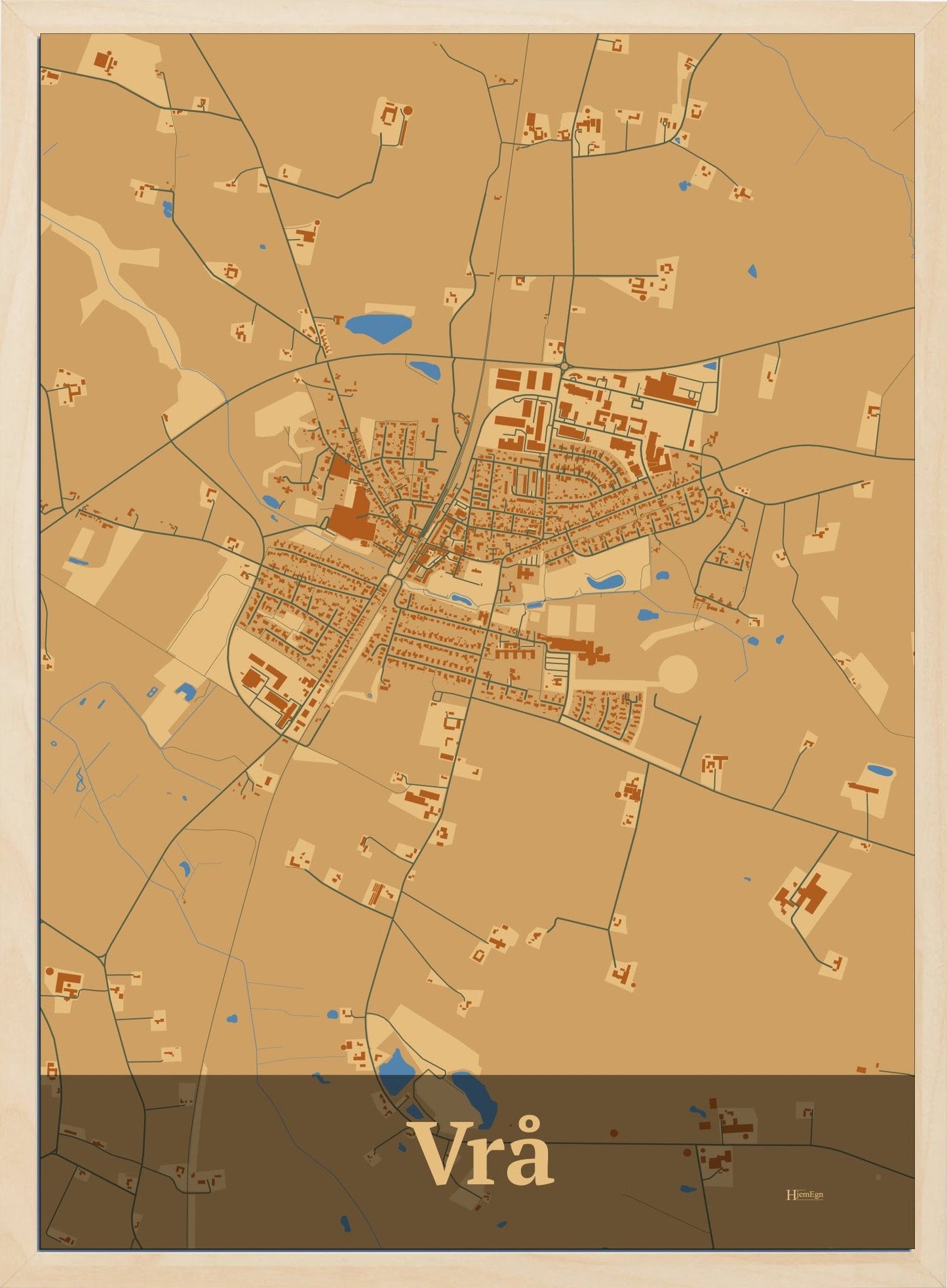 Vrå plakat i pastel brun og HjemEgn.dk design firkantet. Design bykort for Vrå